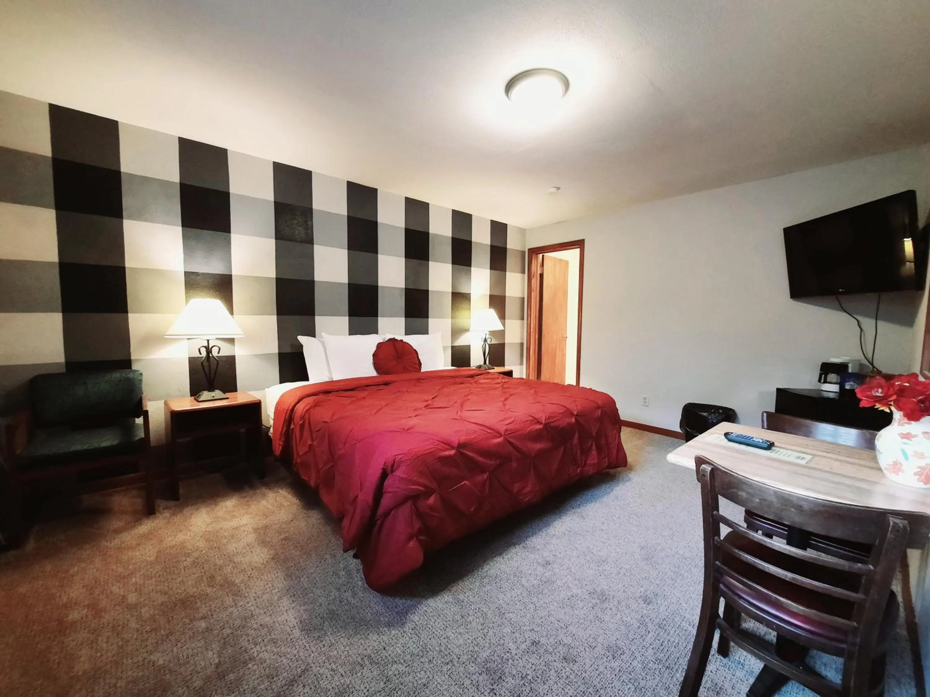 Photo of the whole room, Bed in North Ironwood Acres - Black River Lodge