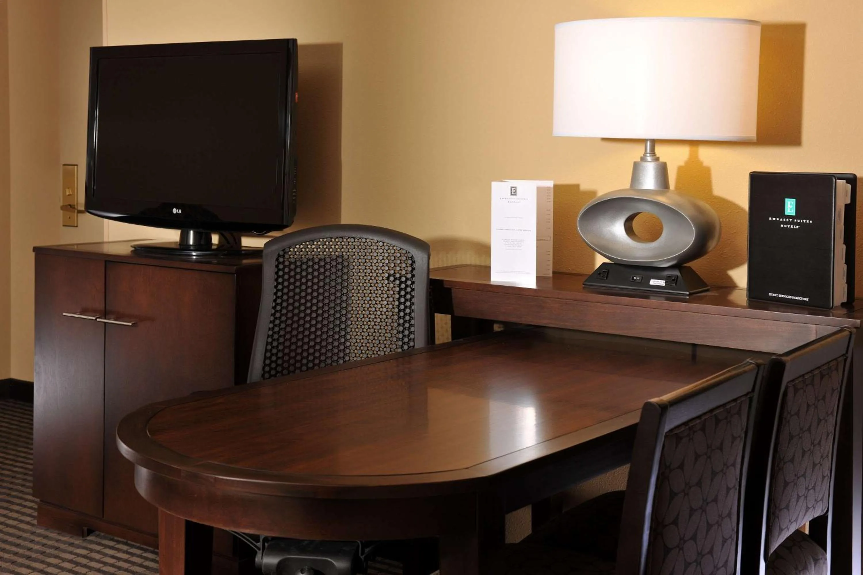 Living room in Embassy Suites Des Moines Downtown