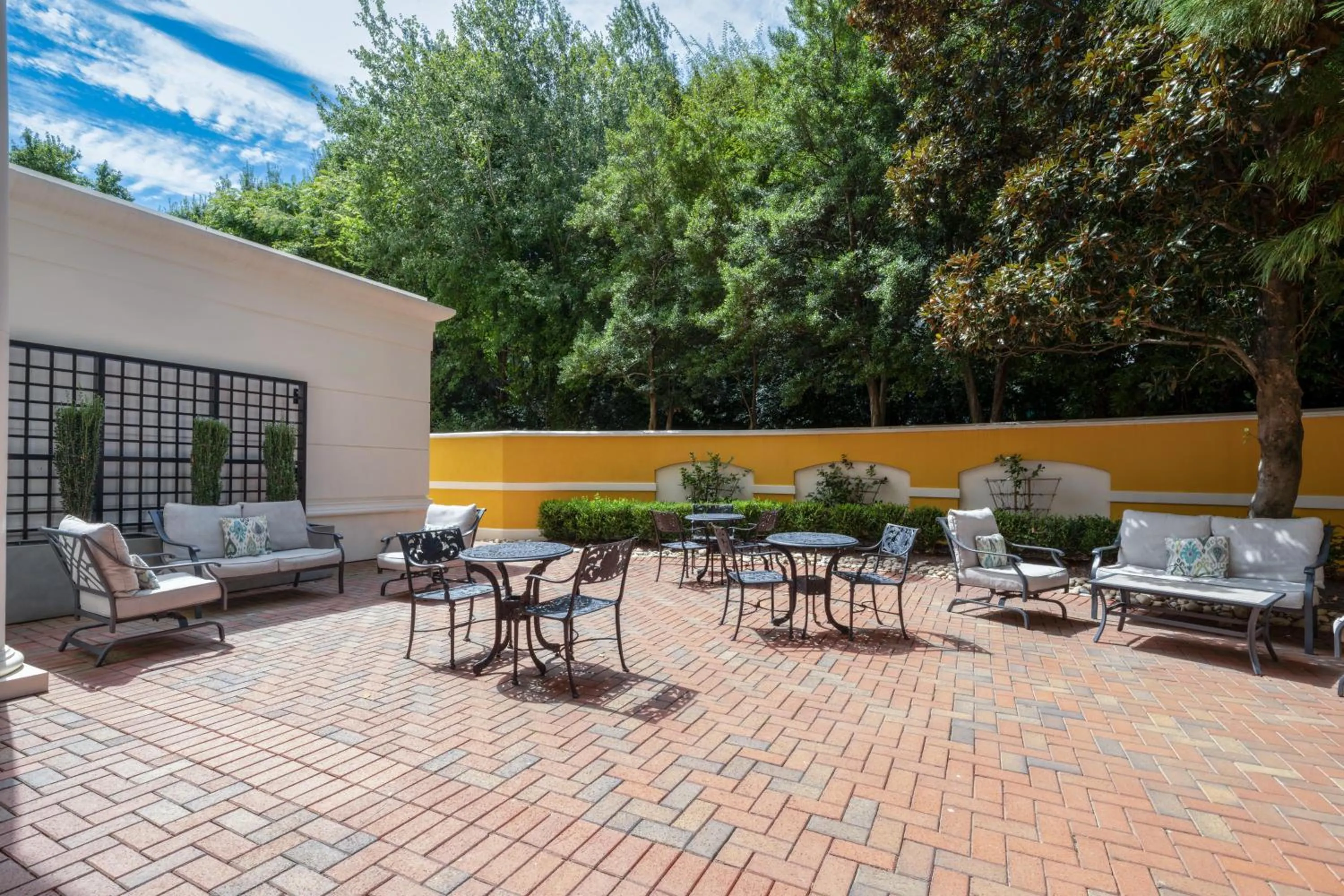 Patio in Hampton Inn & Suites South Park at Phillips Place