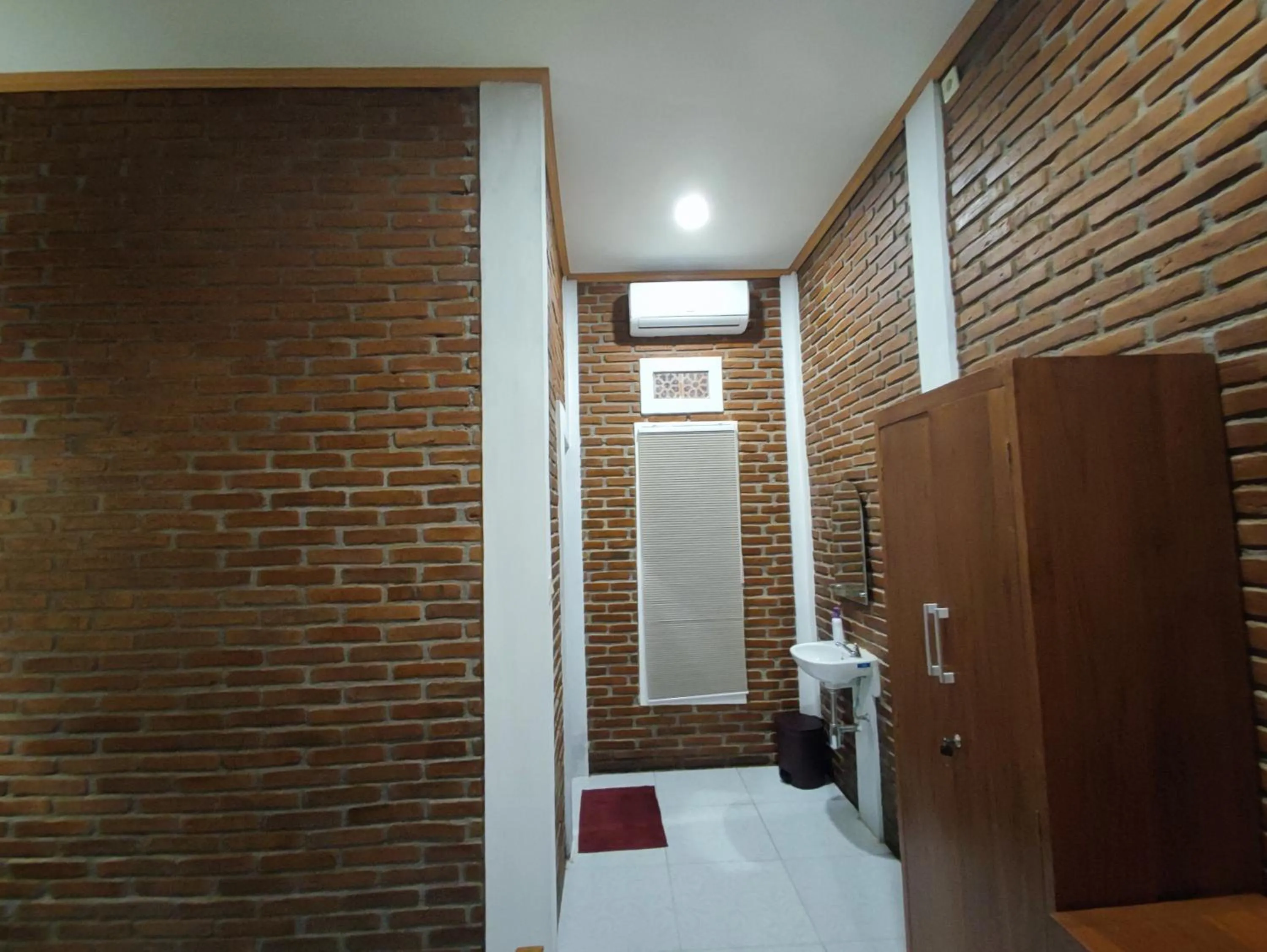 air conditioner, Bed in Genthong Homestay