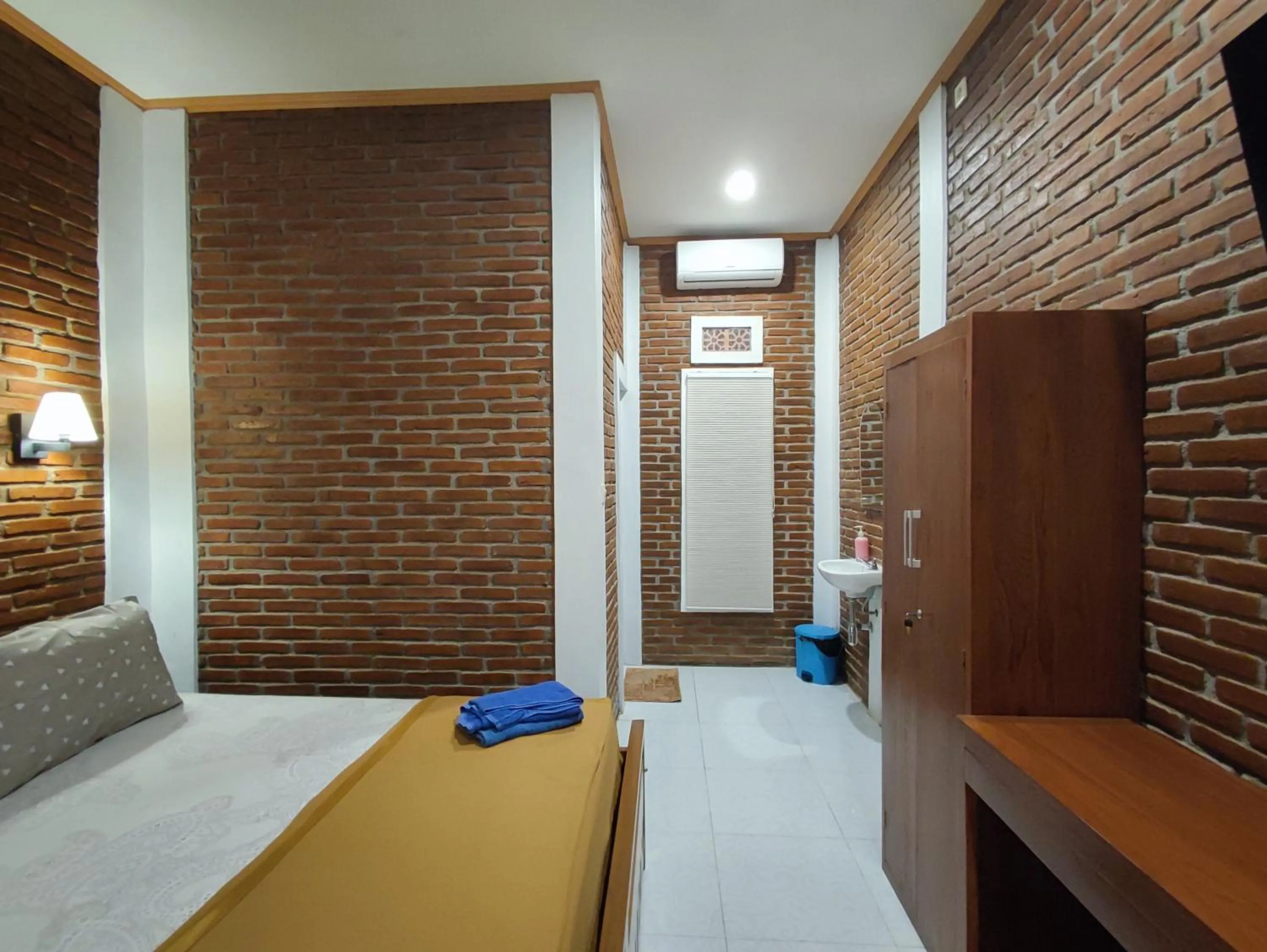 air conditioner, Bed in Genthong Homestay
