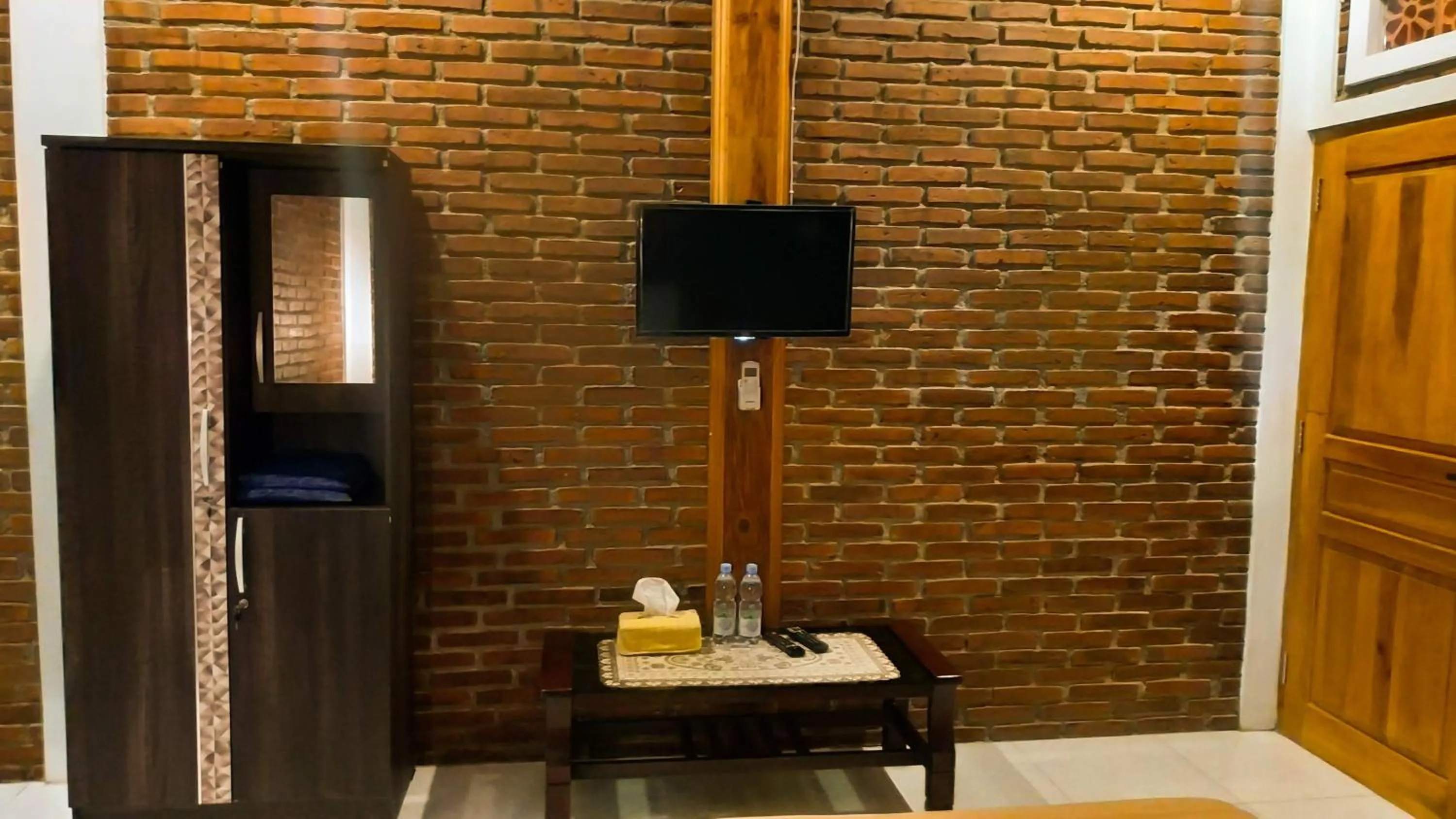 Communal lounge/ TV room in Genthong Homestay