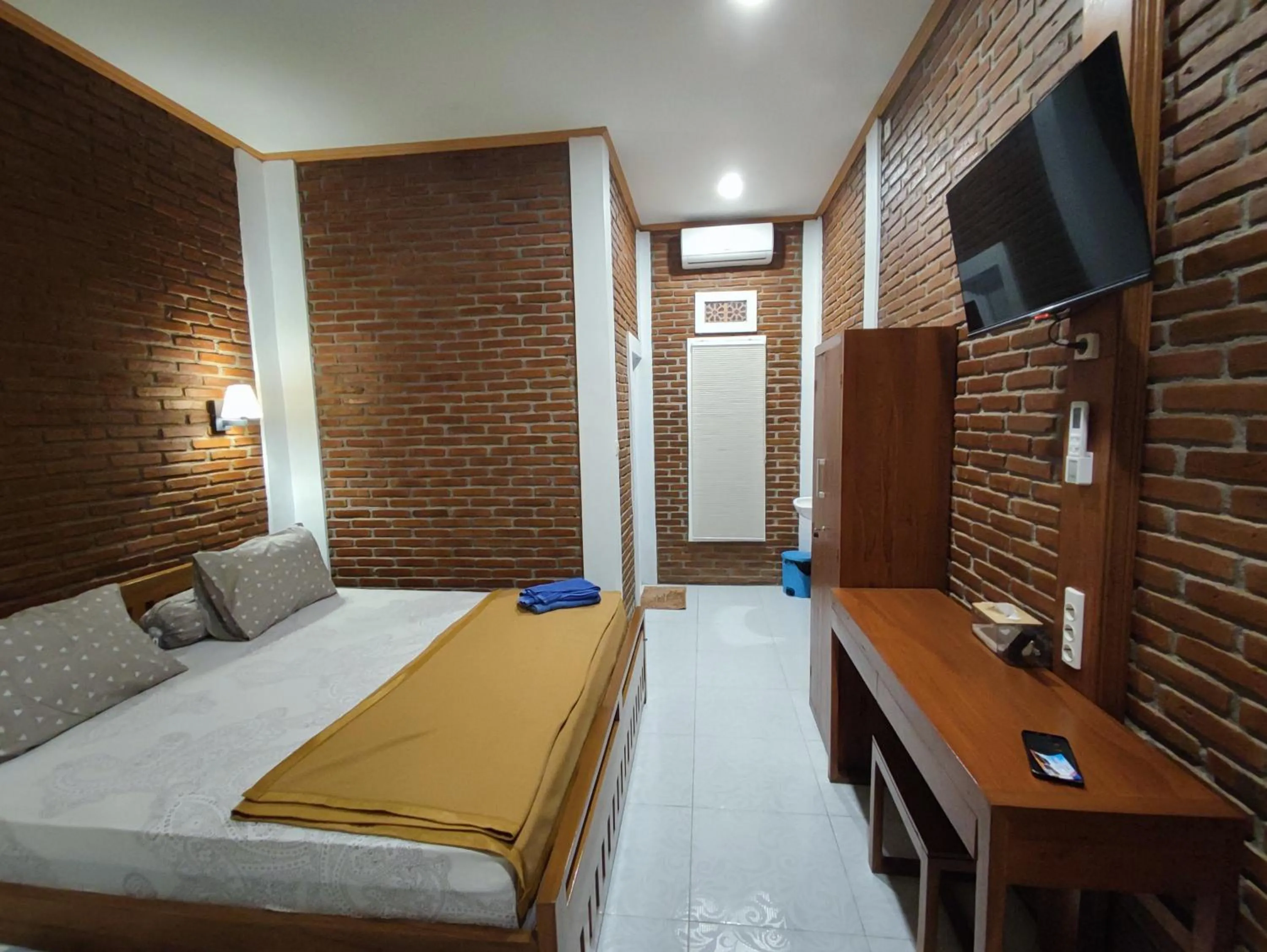 TV and multimedia, Bed in Genthong Homestay
