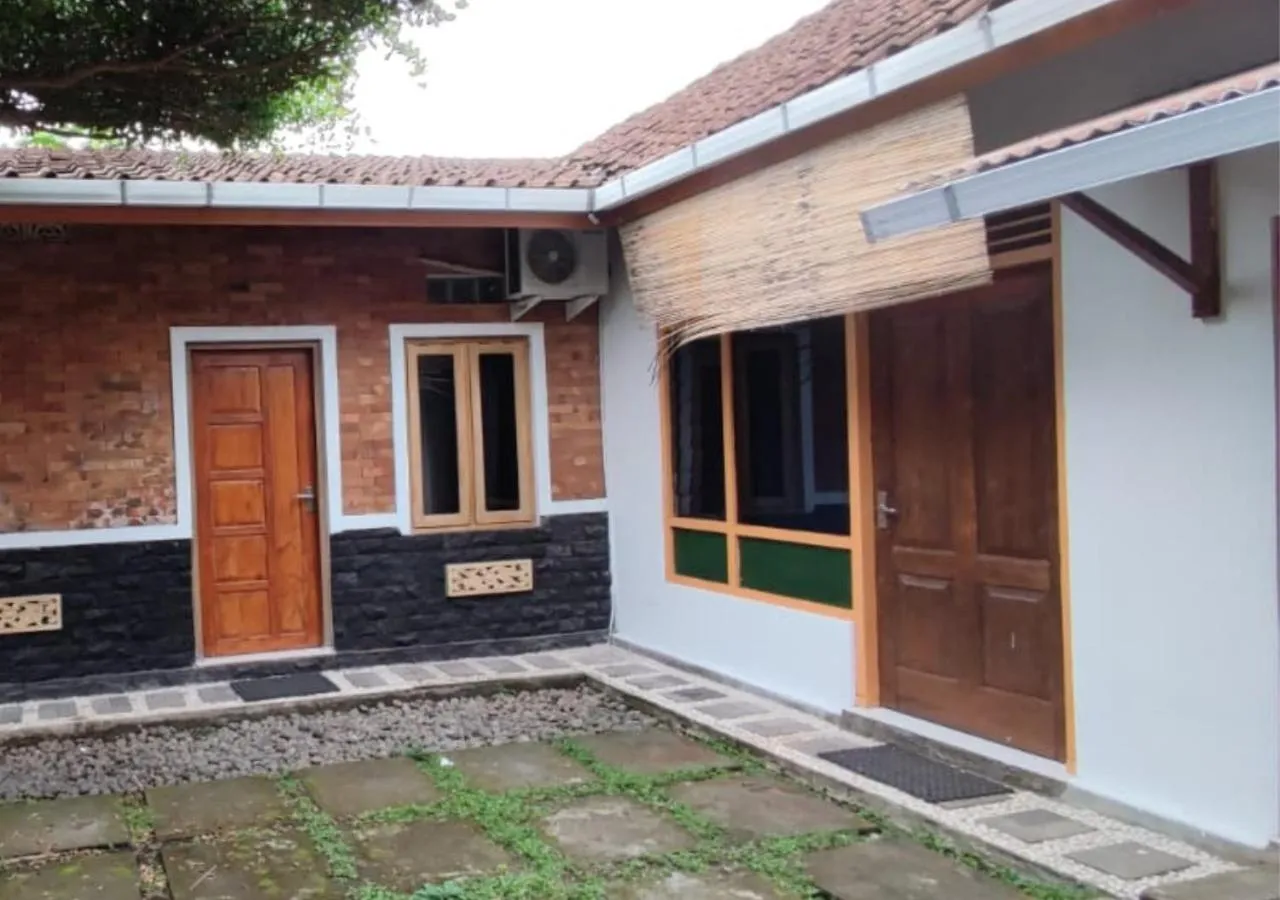 Property building in Genthong Homestay