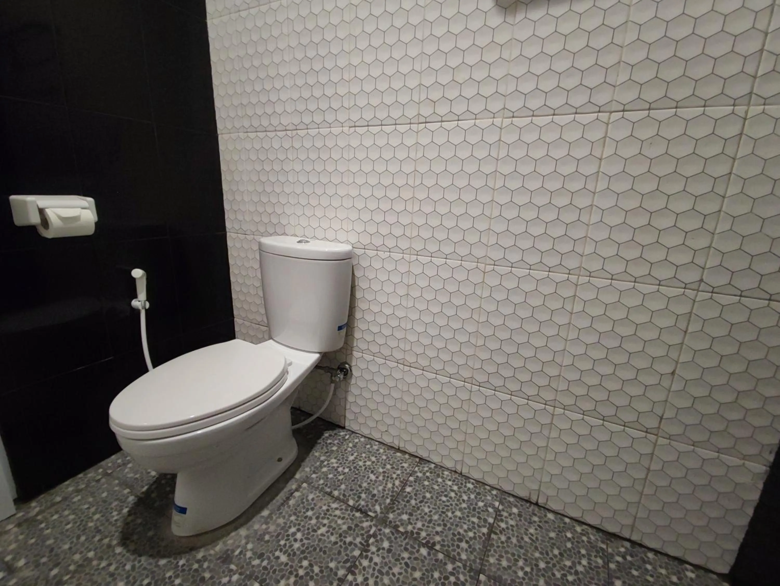 Toilet in Genthong Homestay