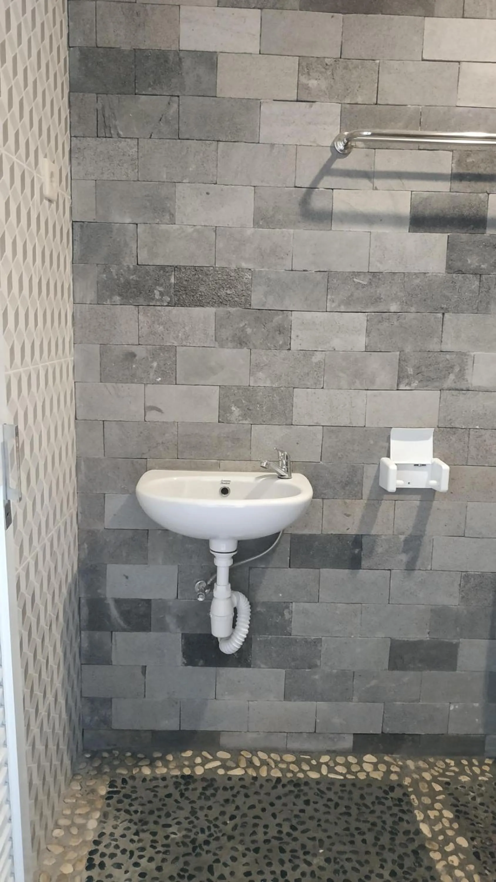 Bathroom in Genthong Homestay