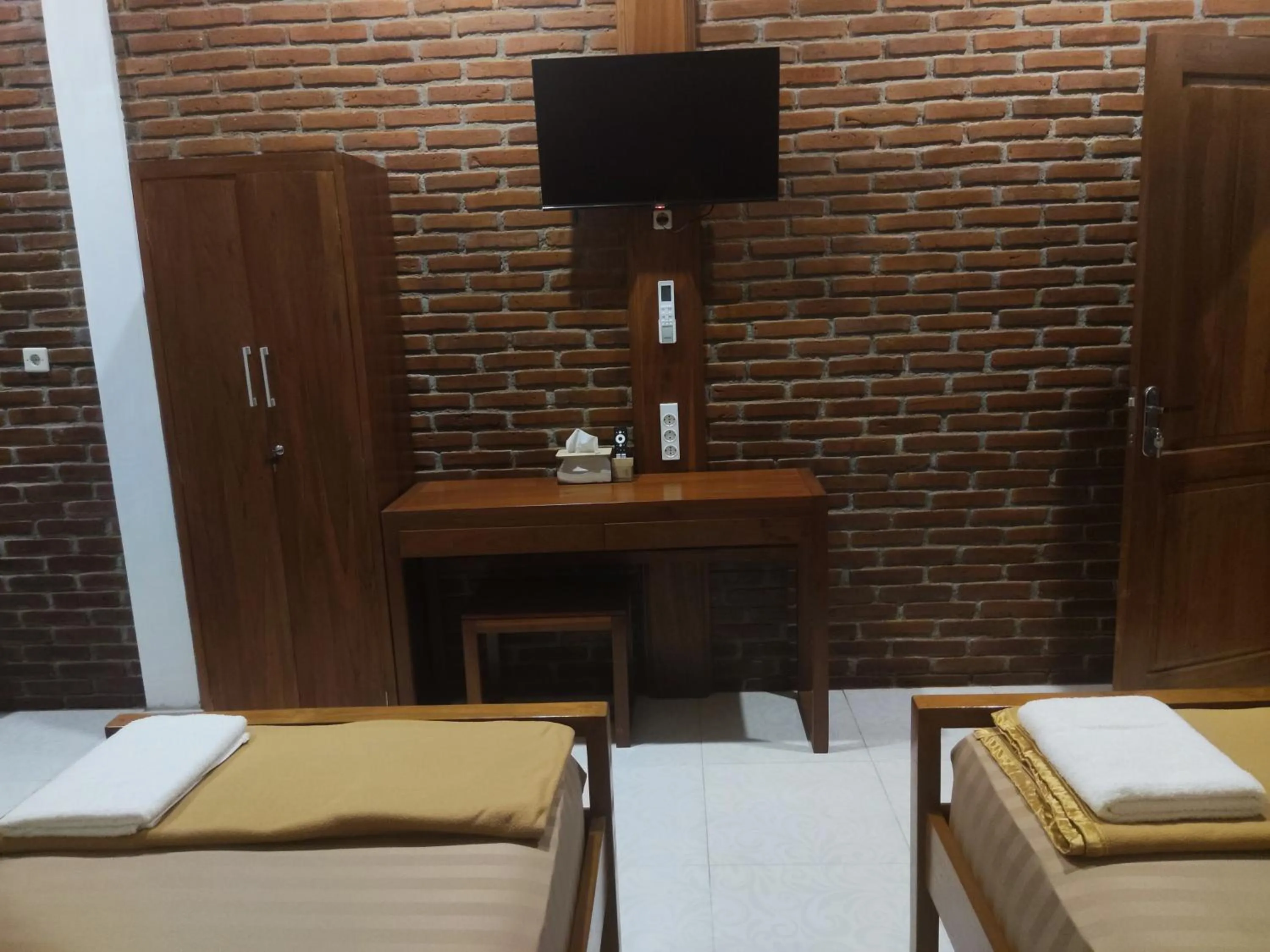 TV and multimedia, Bed in Genthong Homestay