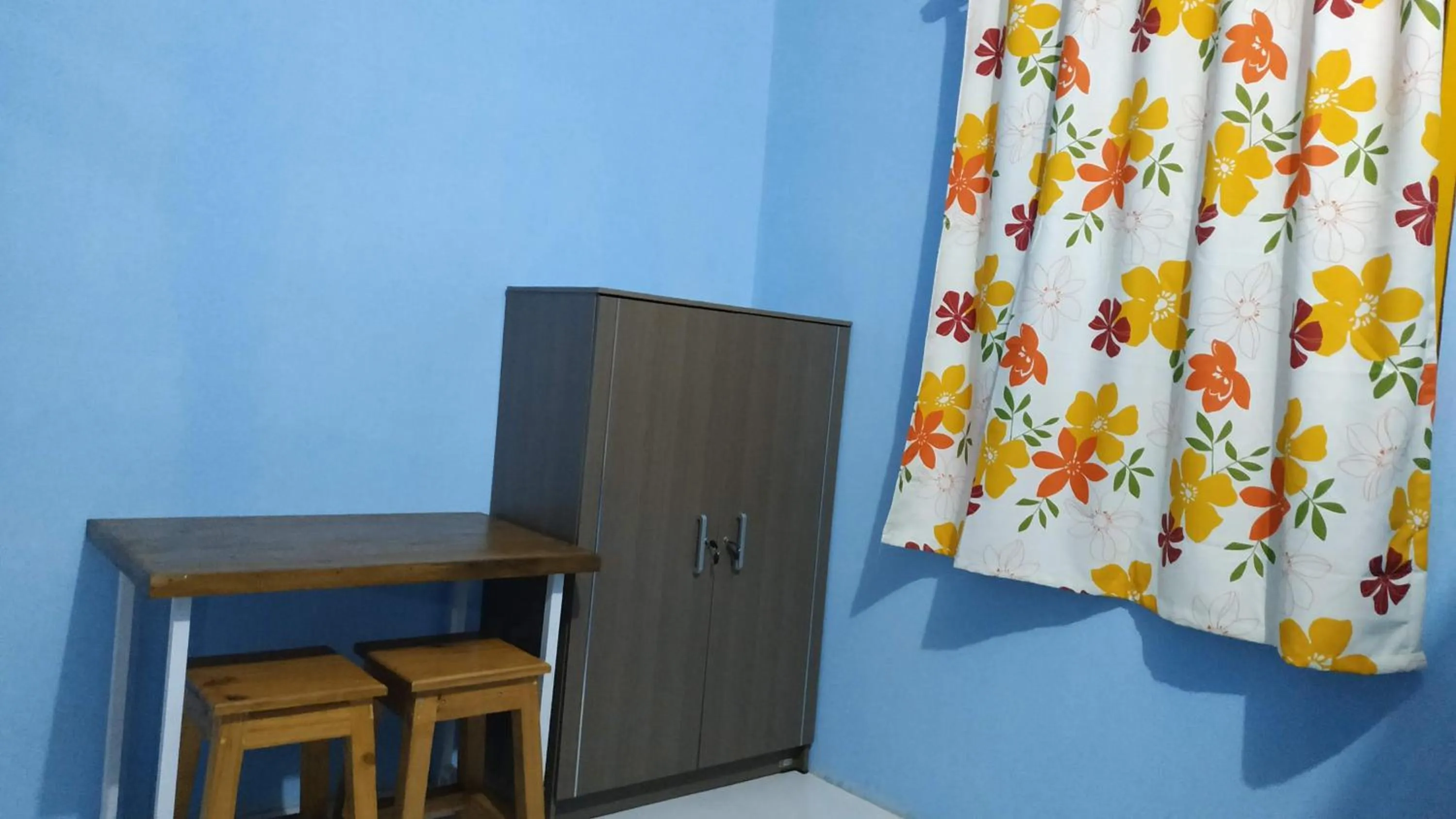 wardrobe in Genthong Homestay
