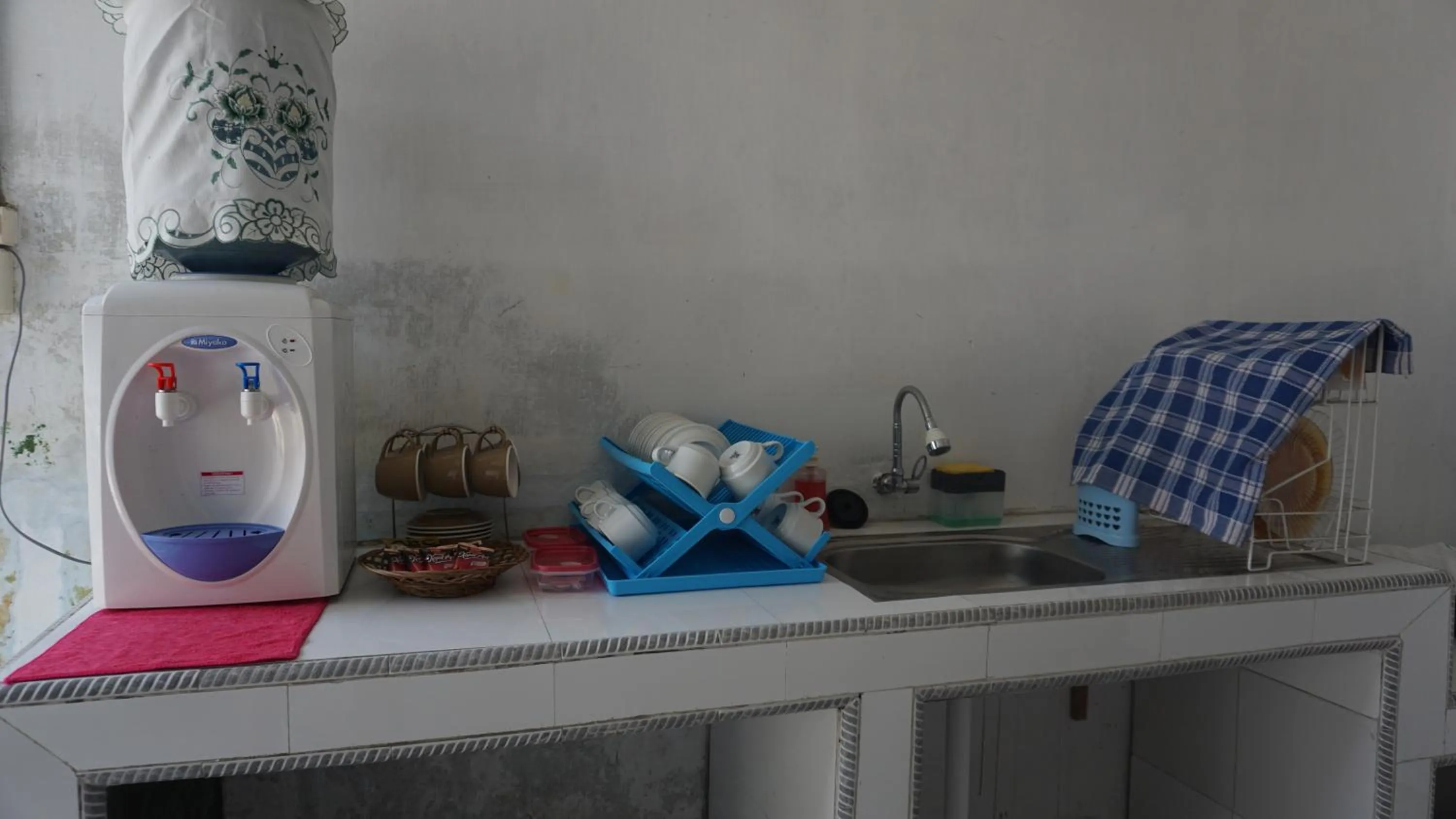 Kitchen or kitchenette in Genthong Homestay