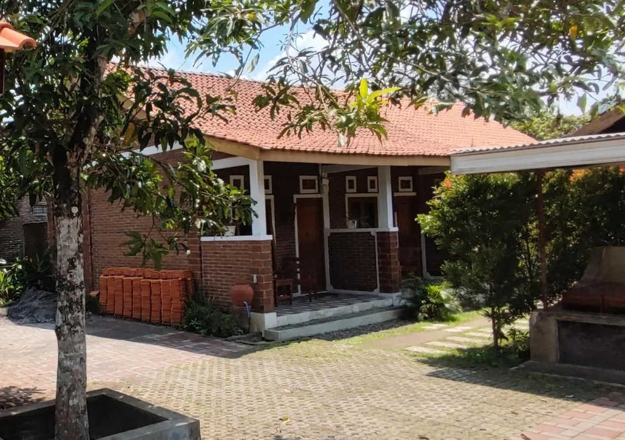 Property building in Genthong Homestay