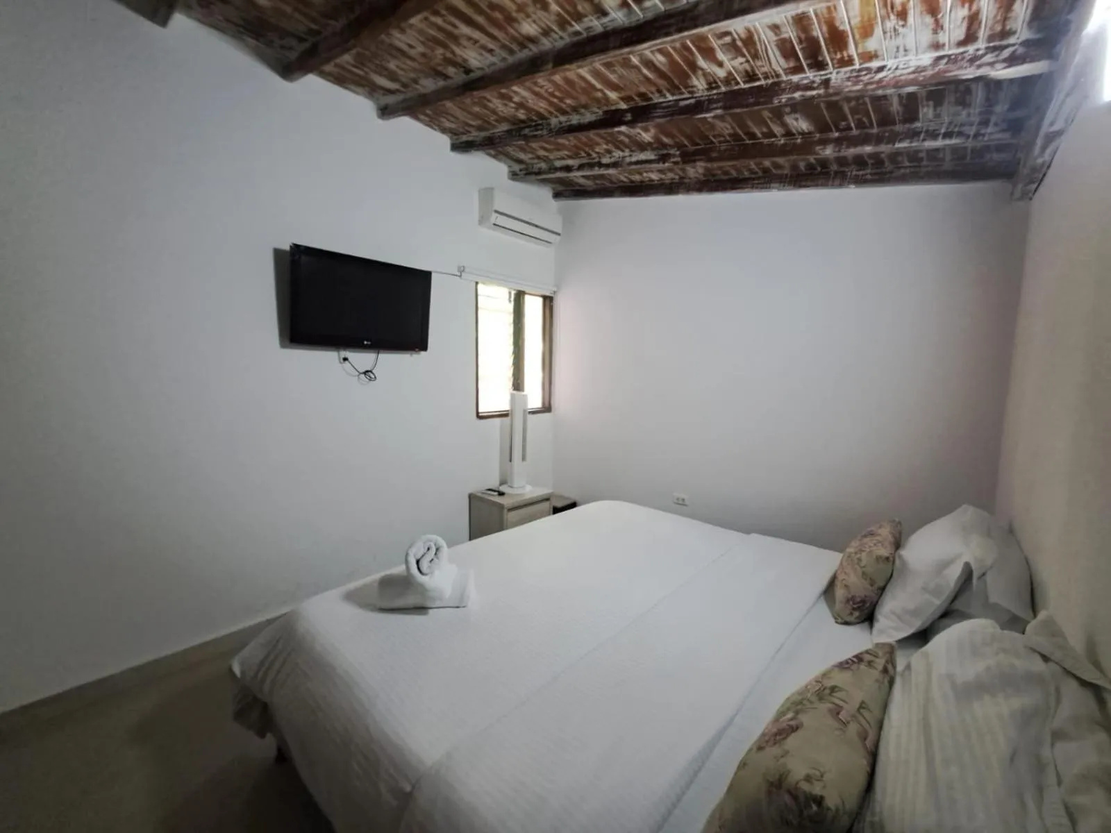 Photo of the whole room, Bed in HOTEL HABANA REAL