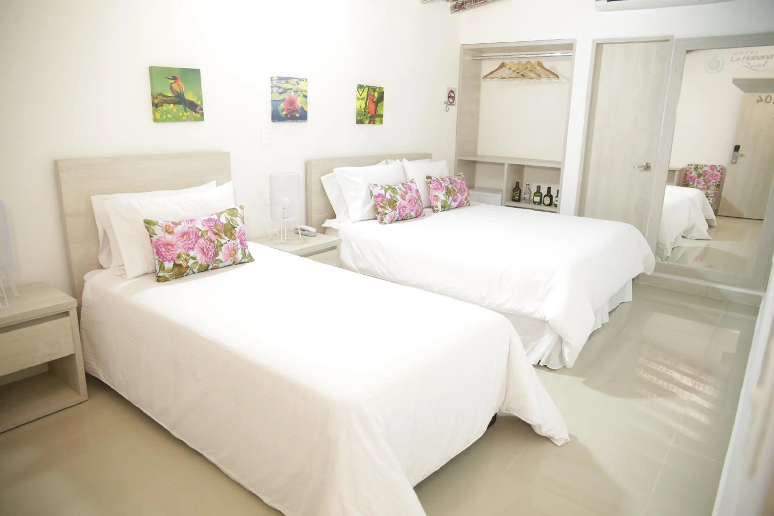 Photo of the whole room, Bed in HOTEL HABANA REAL