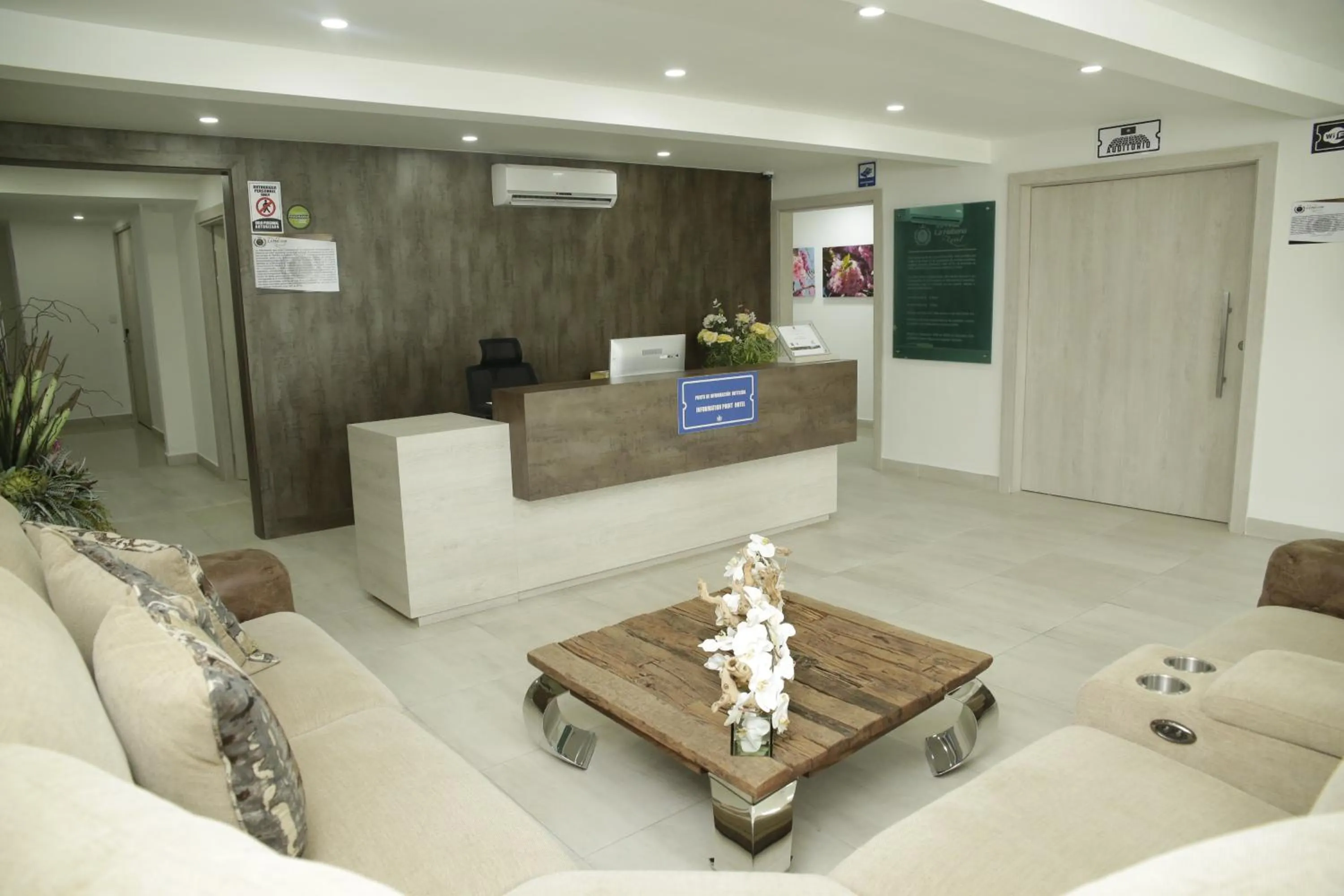 Living room in HOTEL HABANA REAL