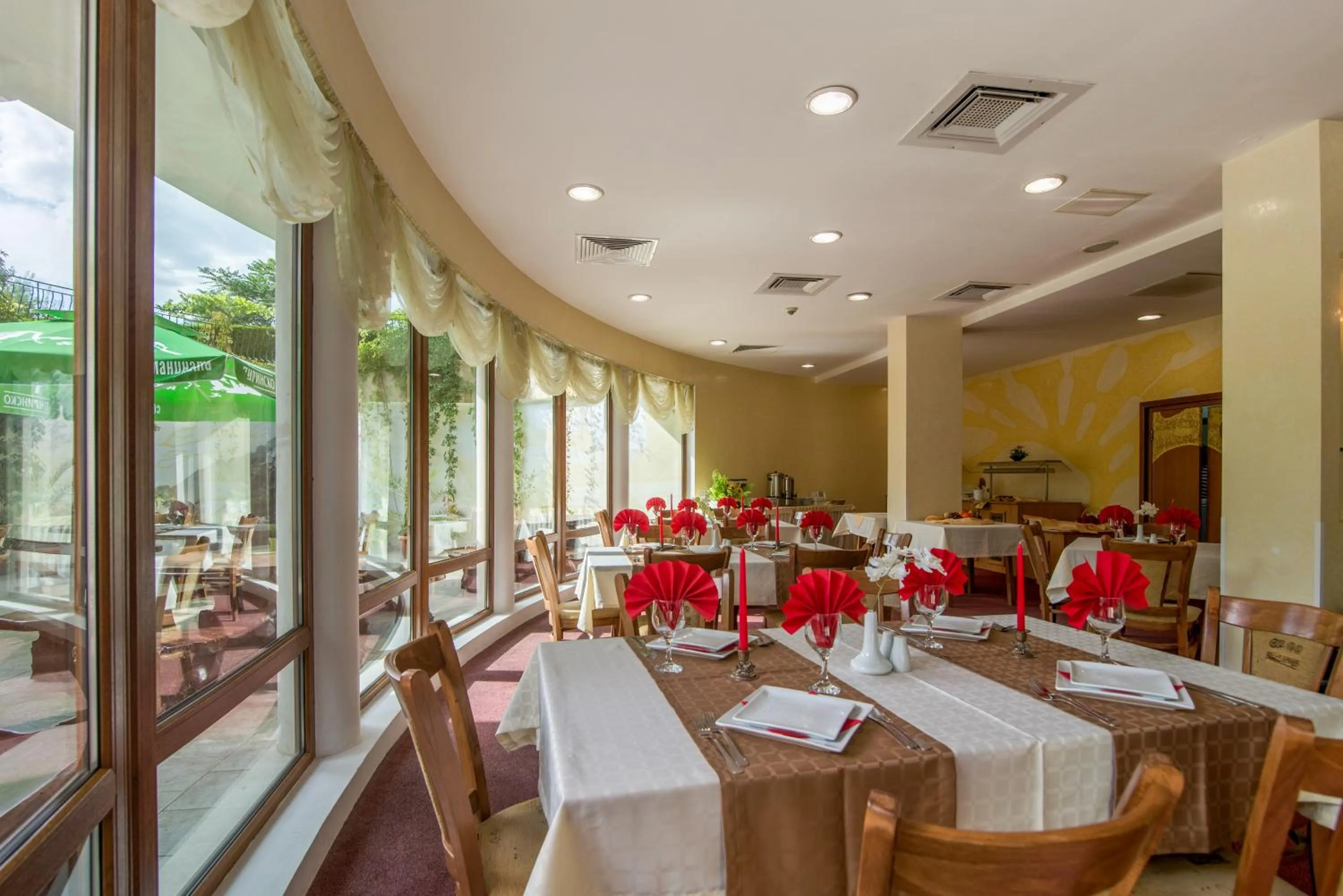 Restaurant/places to eat in Atlant Hotel