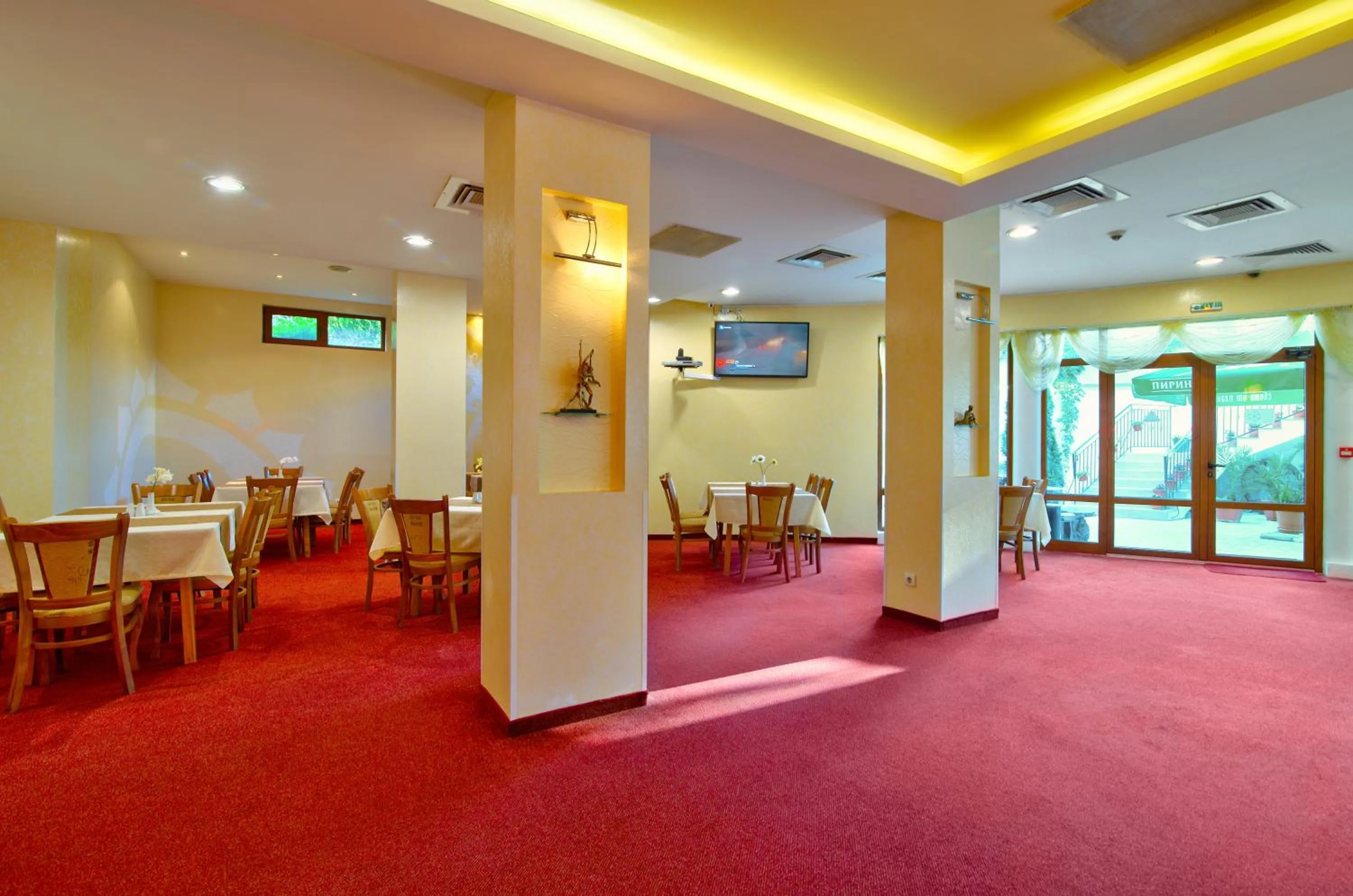 Restaurant/places to eat in Atlant Hotel