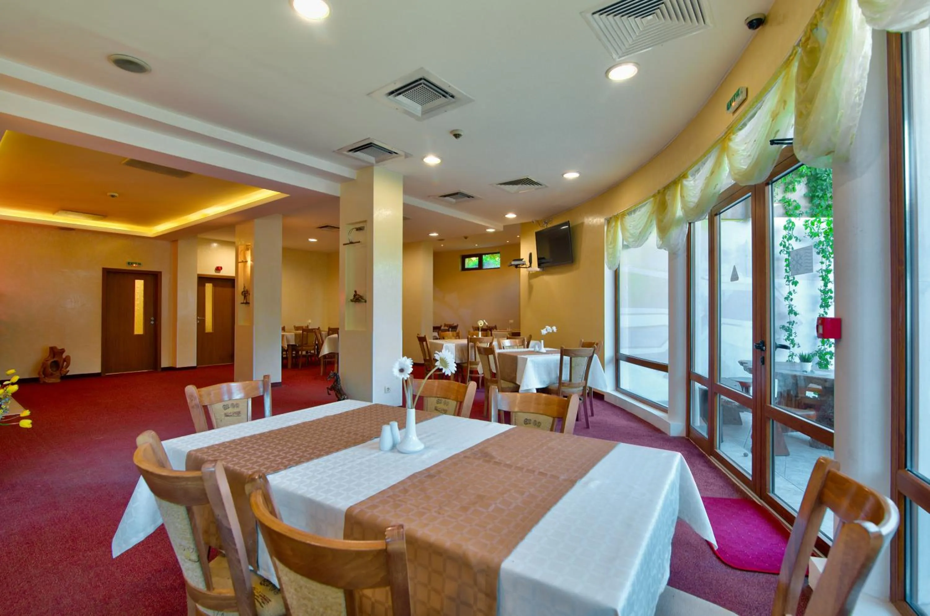 Restaurant/places to eat in Atlant Hotel