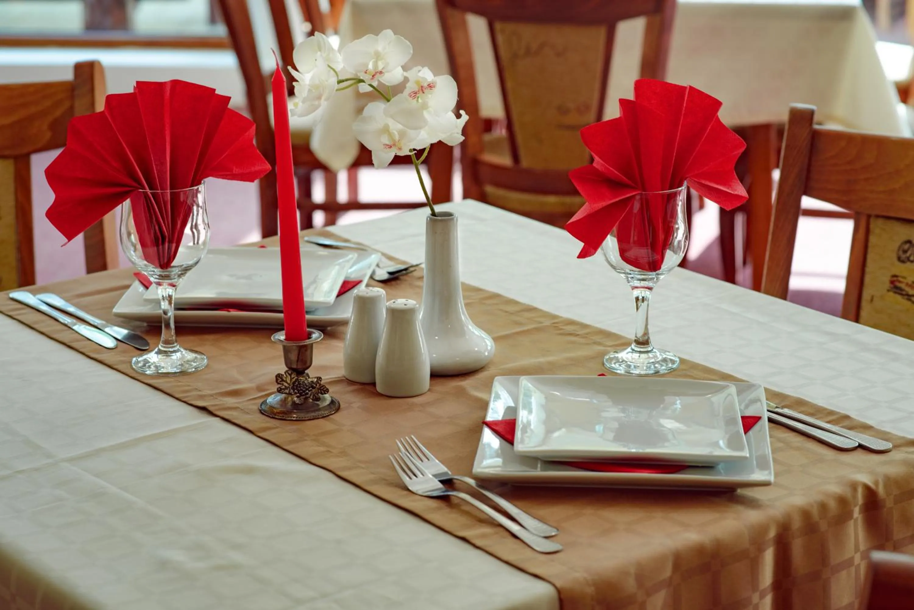 Restaurant/places to eat in Atlant Hotel