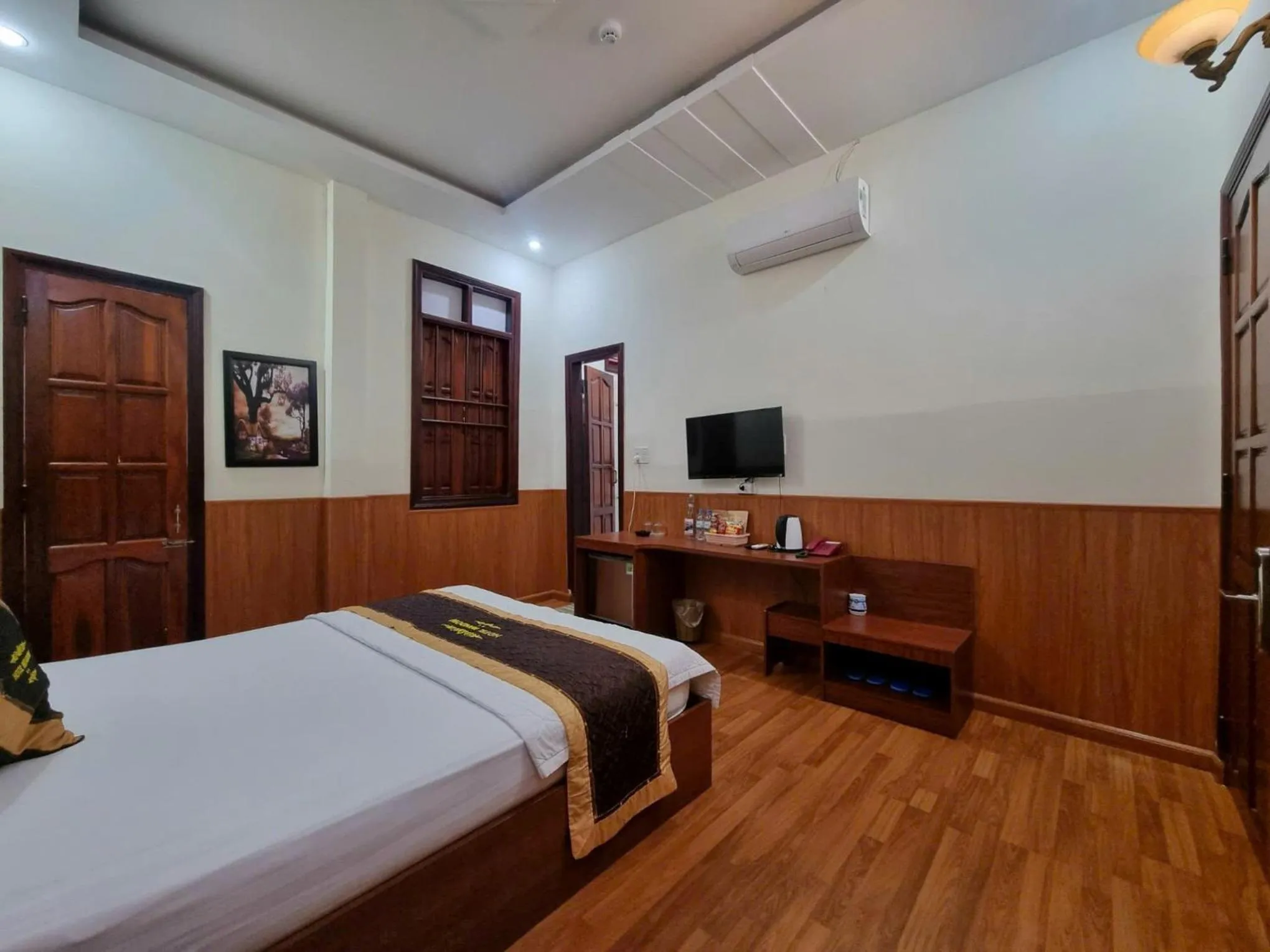 Bed in Window 2 Hotel