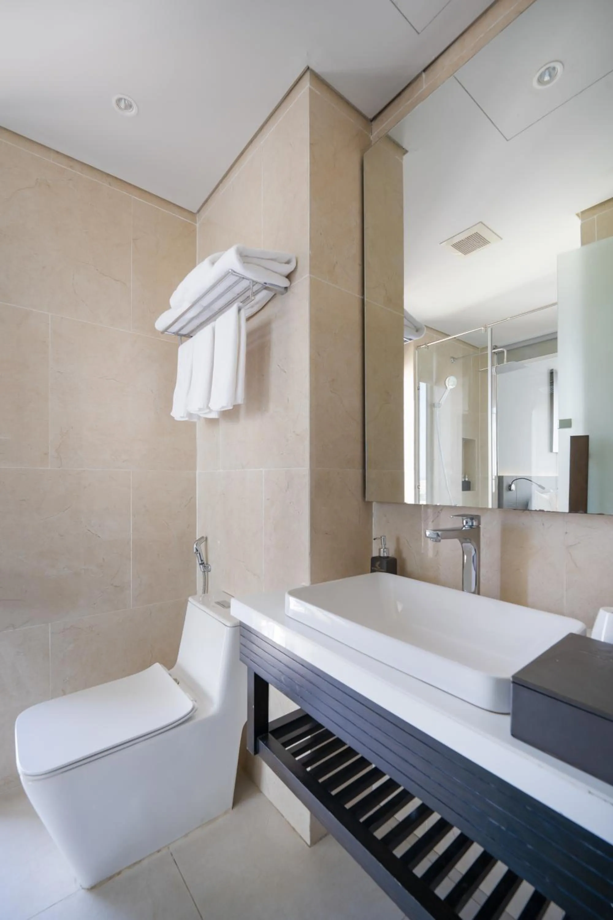 Toilet in Everland Hotel