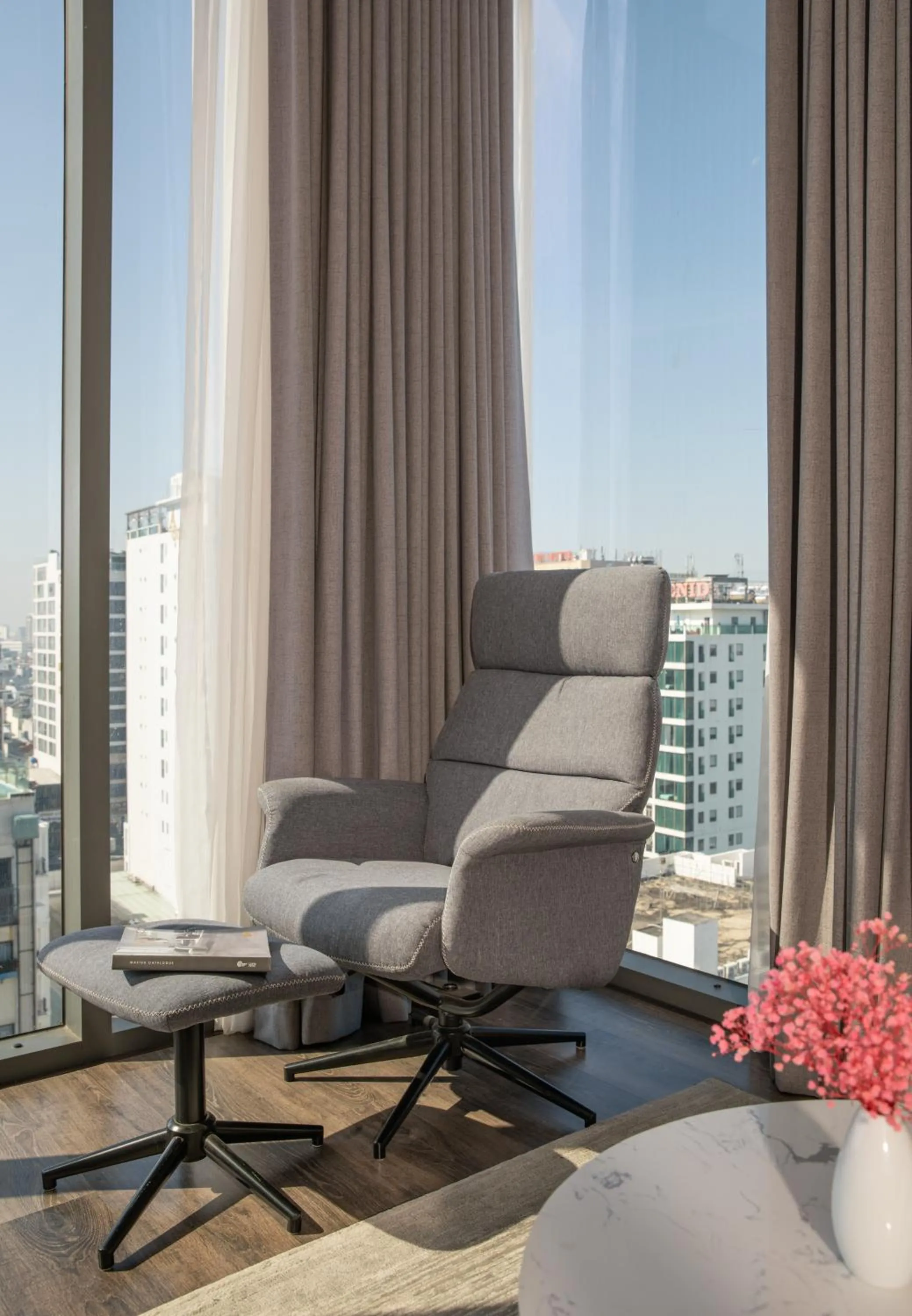 Seating area in Everland Hotel