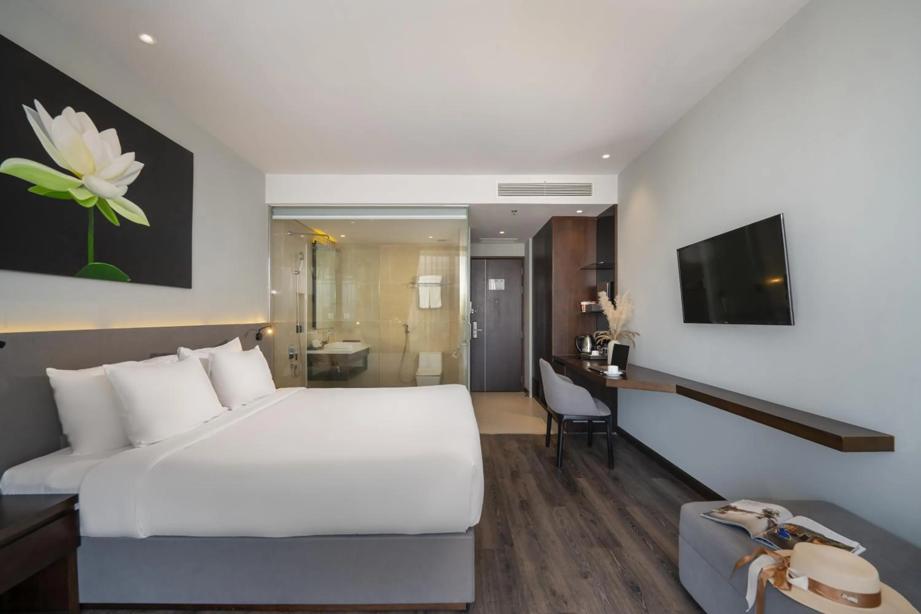 Bedroom, Bed in Everland Hotel