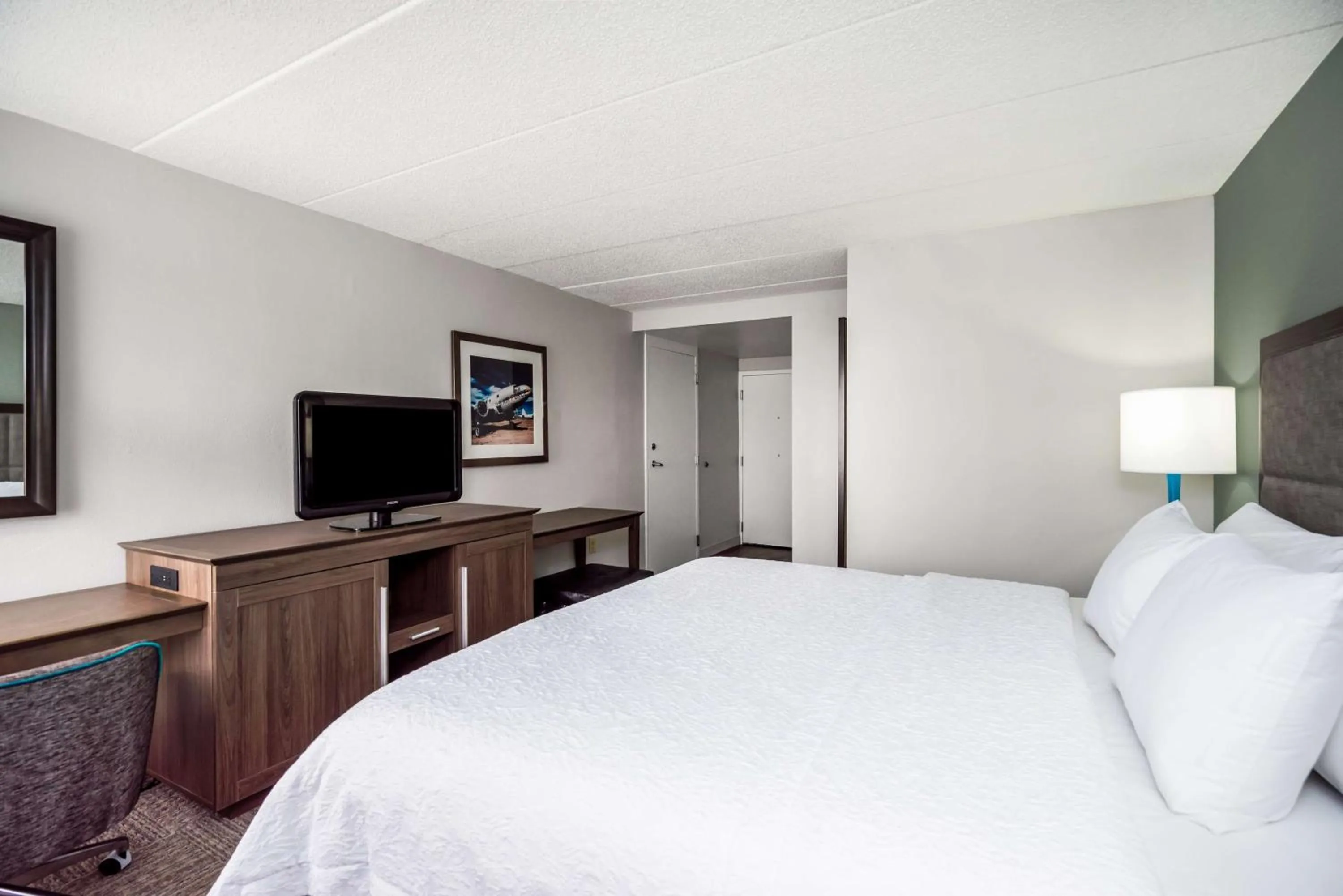 Bedroom, Bed in Hampton Inn Dover