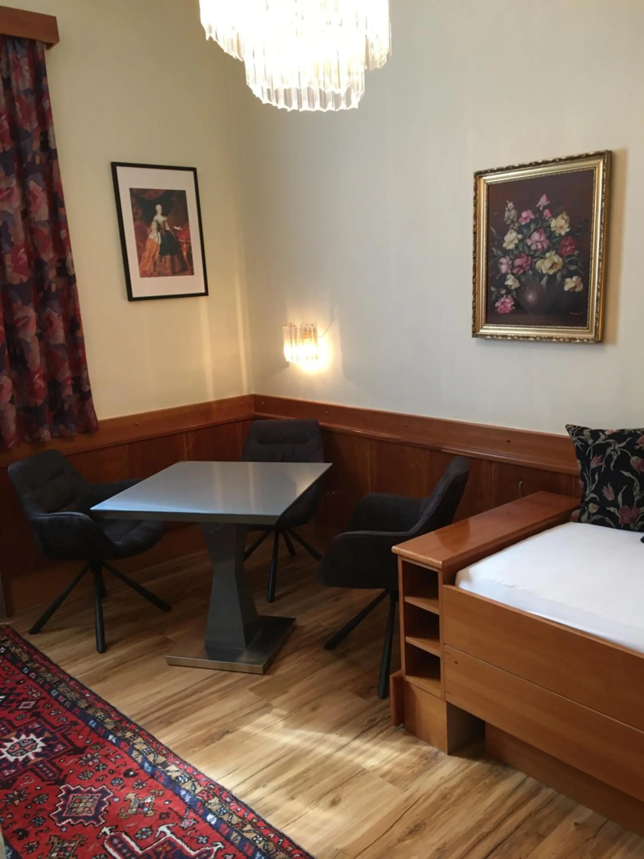 Seating area, Bed in Cityhotel Ratheiser