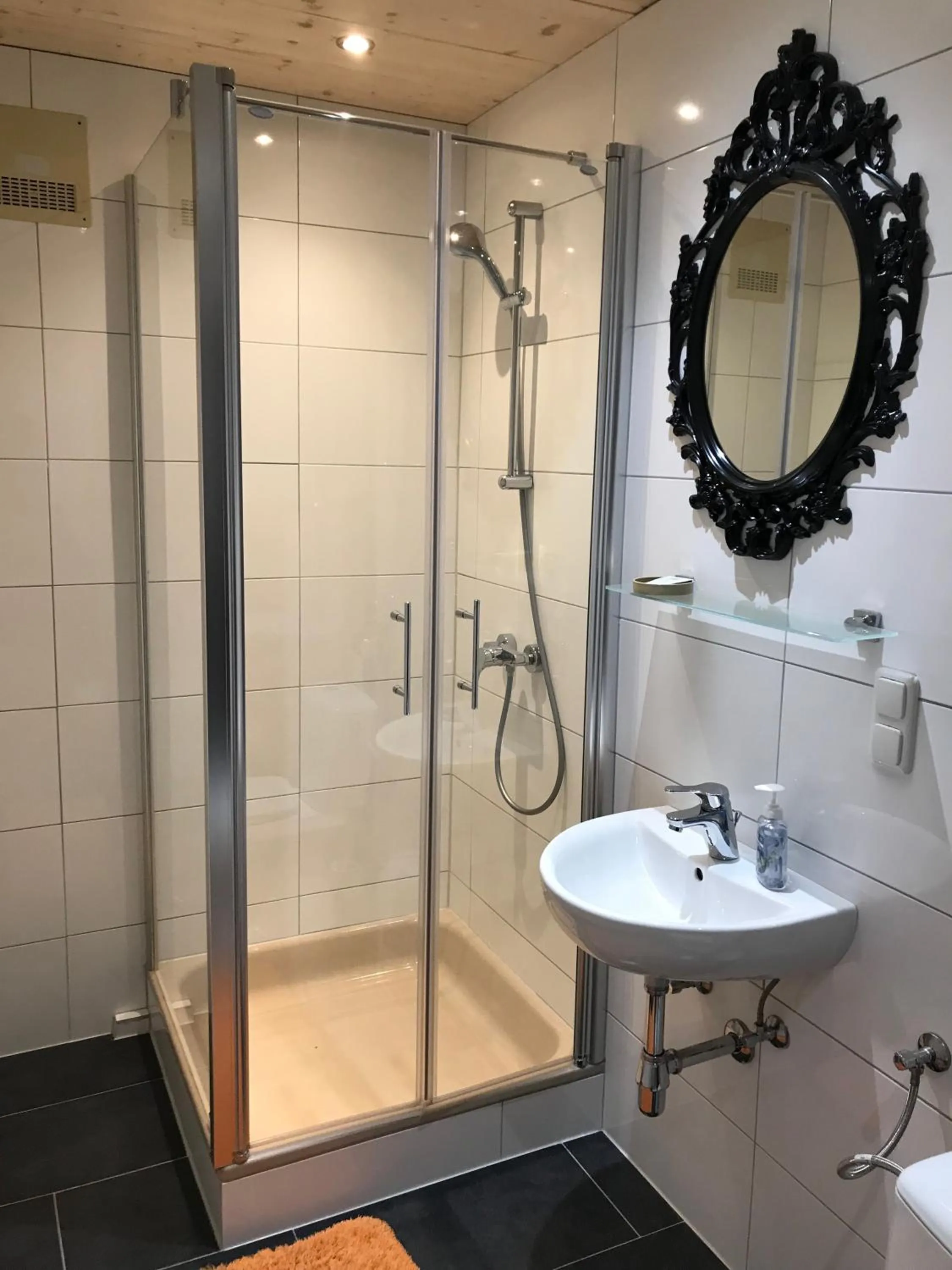 Shower in Cityhotel Ratheiser