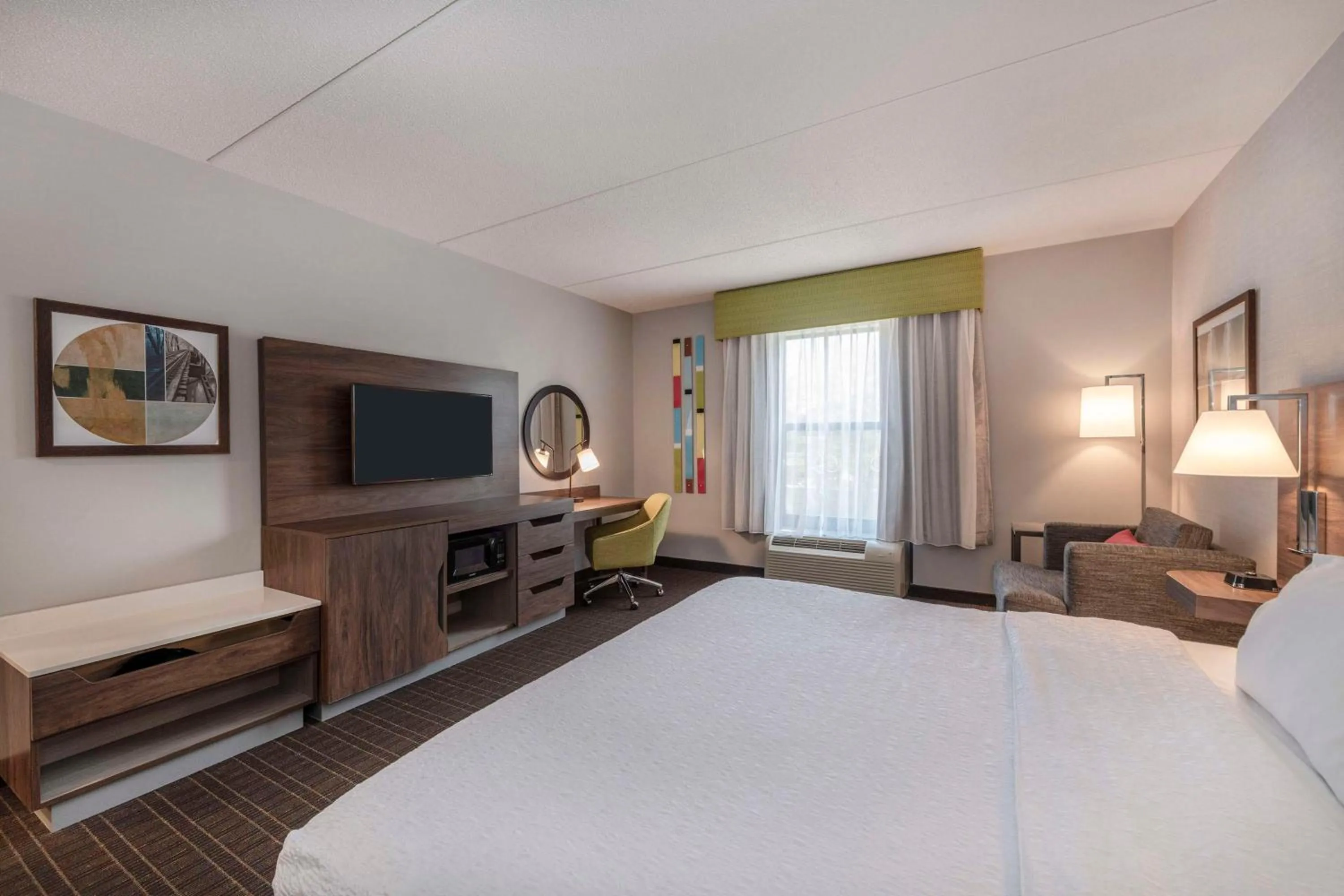 Bedroom, Bed in Hampton Inn & Suites Burlington