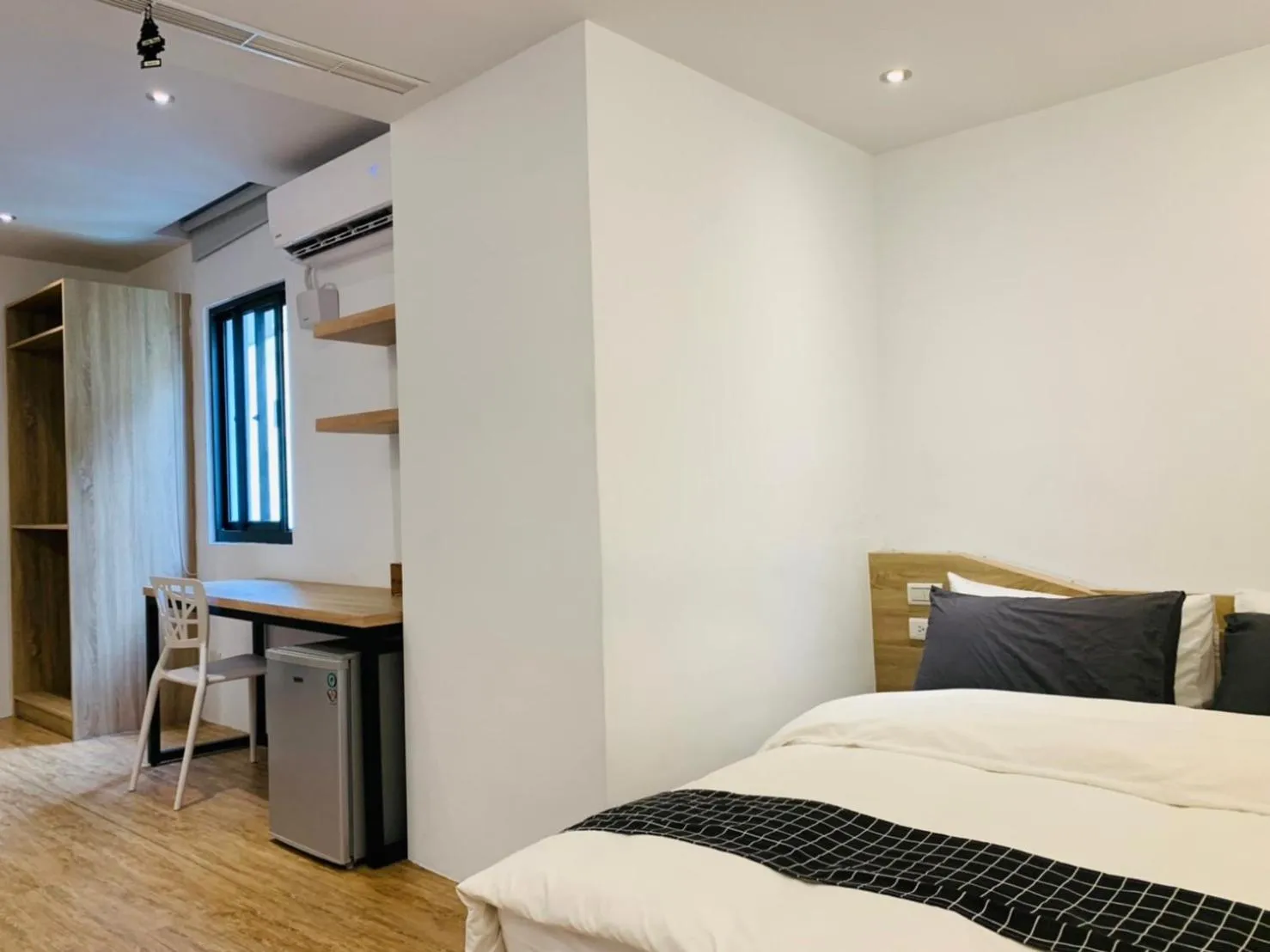 Photo of the whole room, Bed in H suite Go