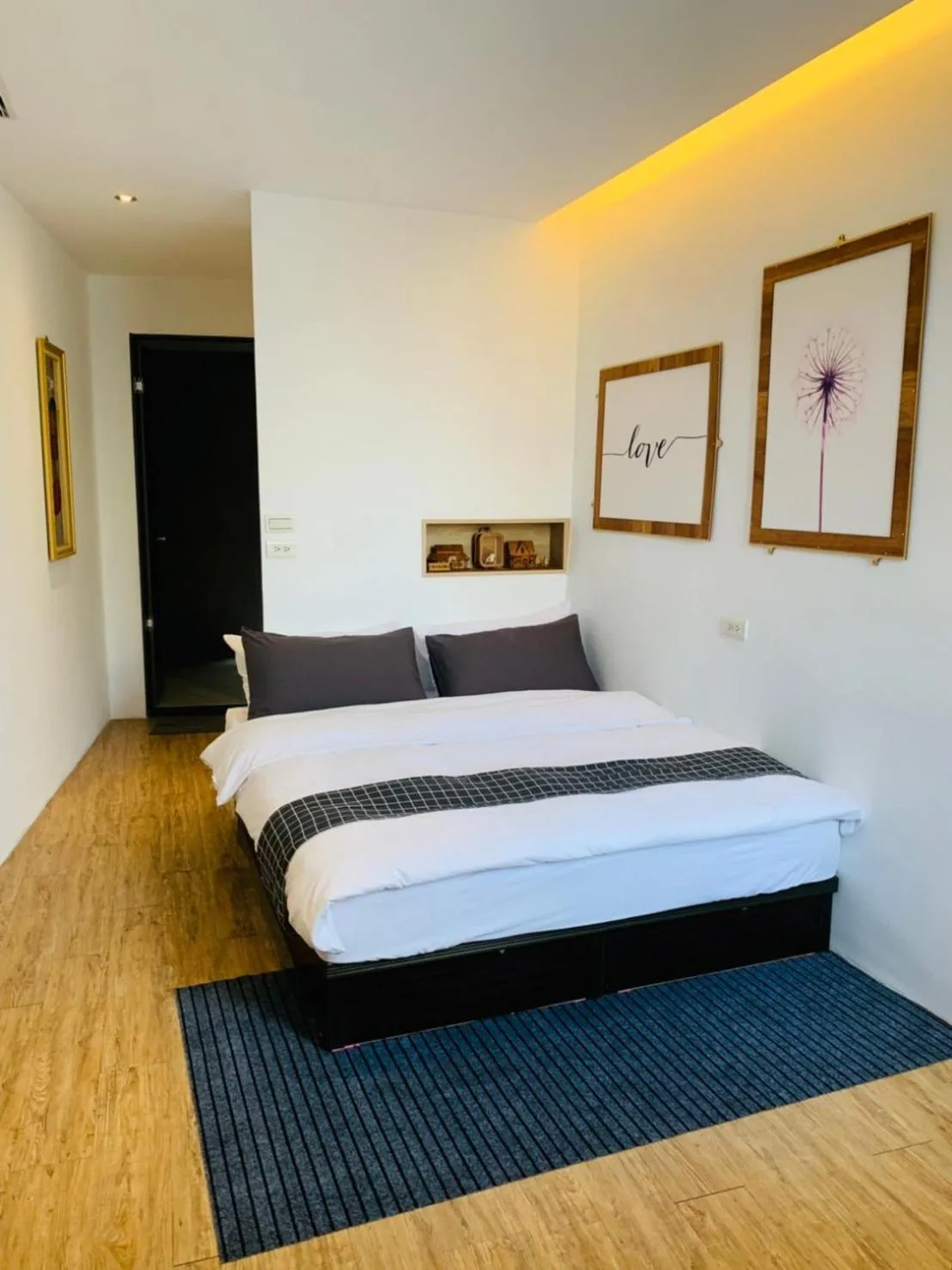 Photo of the whole room, Bed in H suite Go