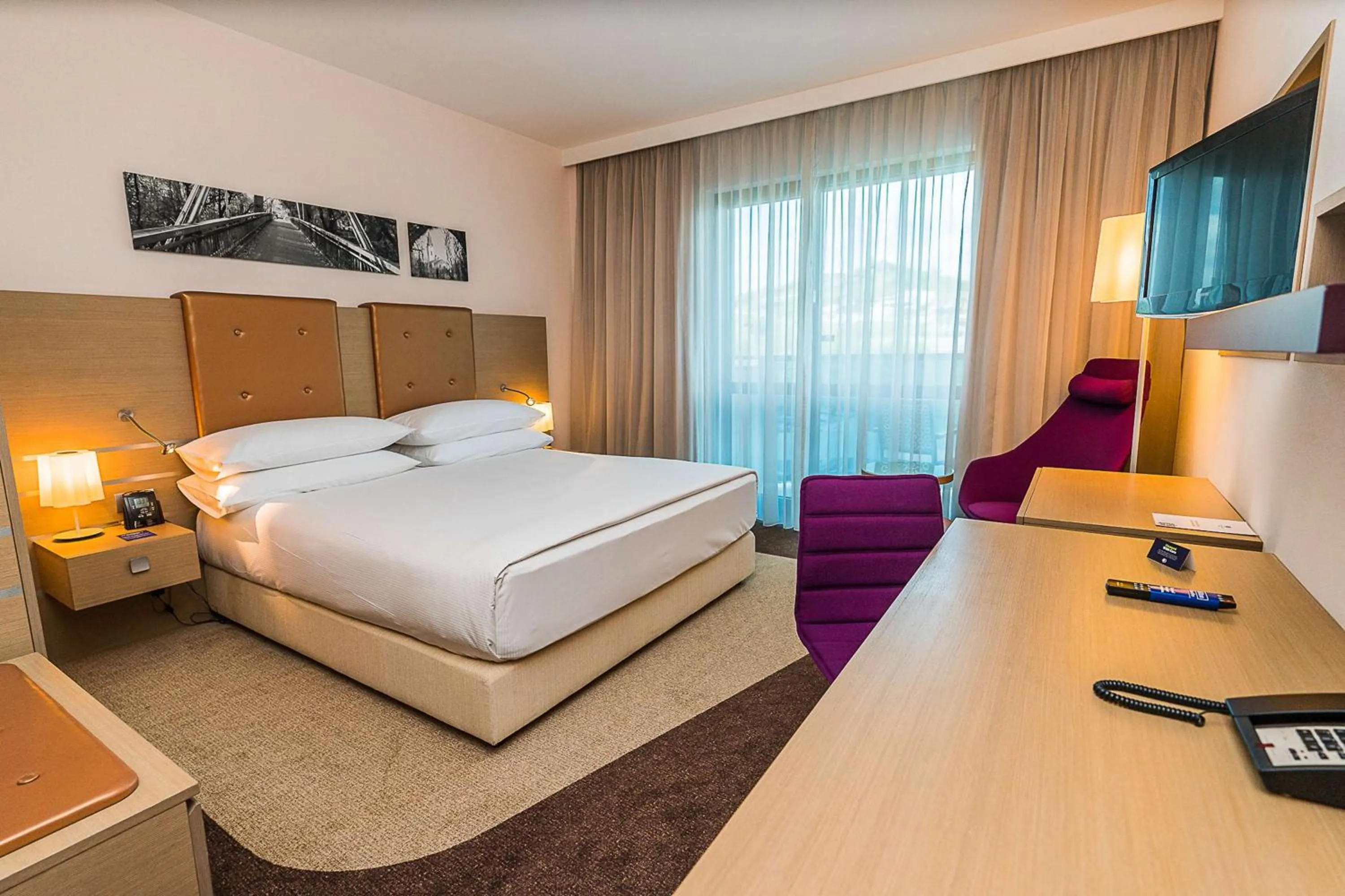 Bedroom, Bed in DoubleTree by Hilton Oradea