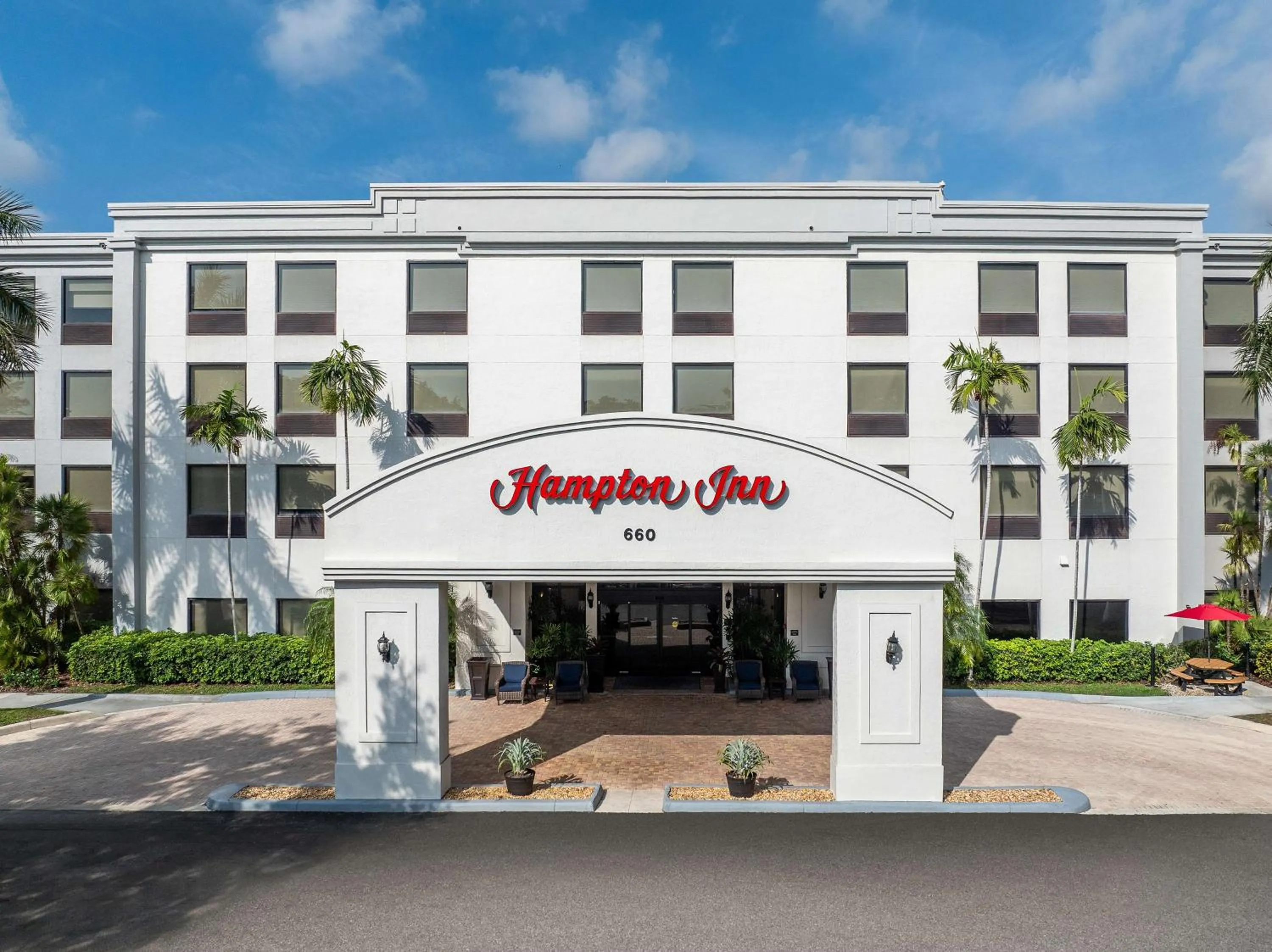 Property building in Hampton Inn Deerfield Beach