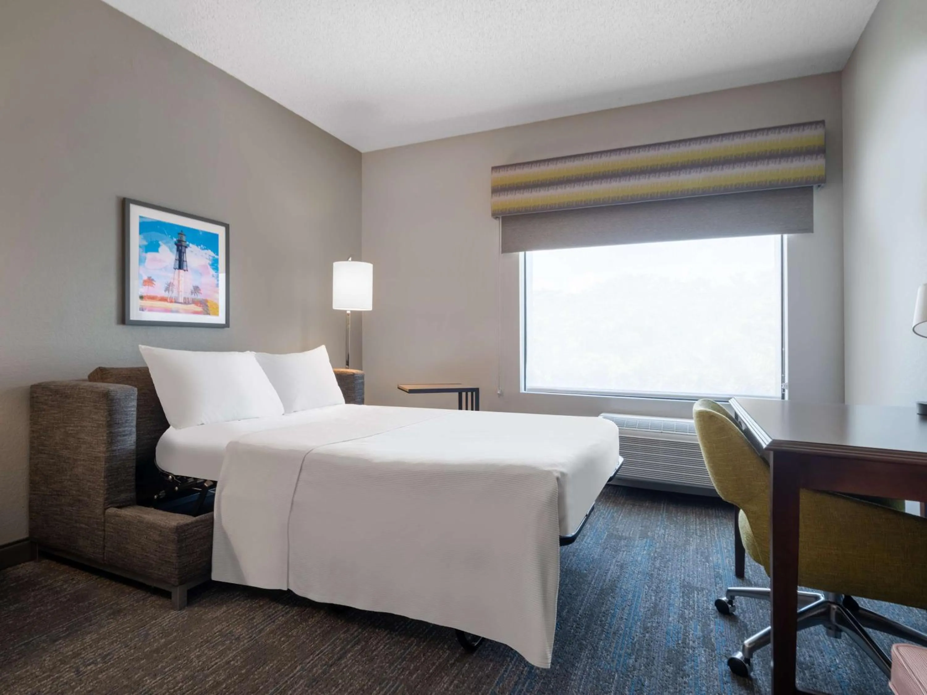 Bedroom, Bed in Hampton Inn Deerfield Beach