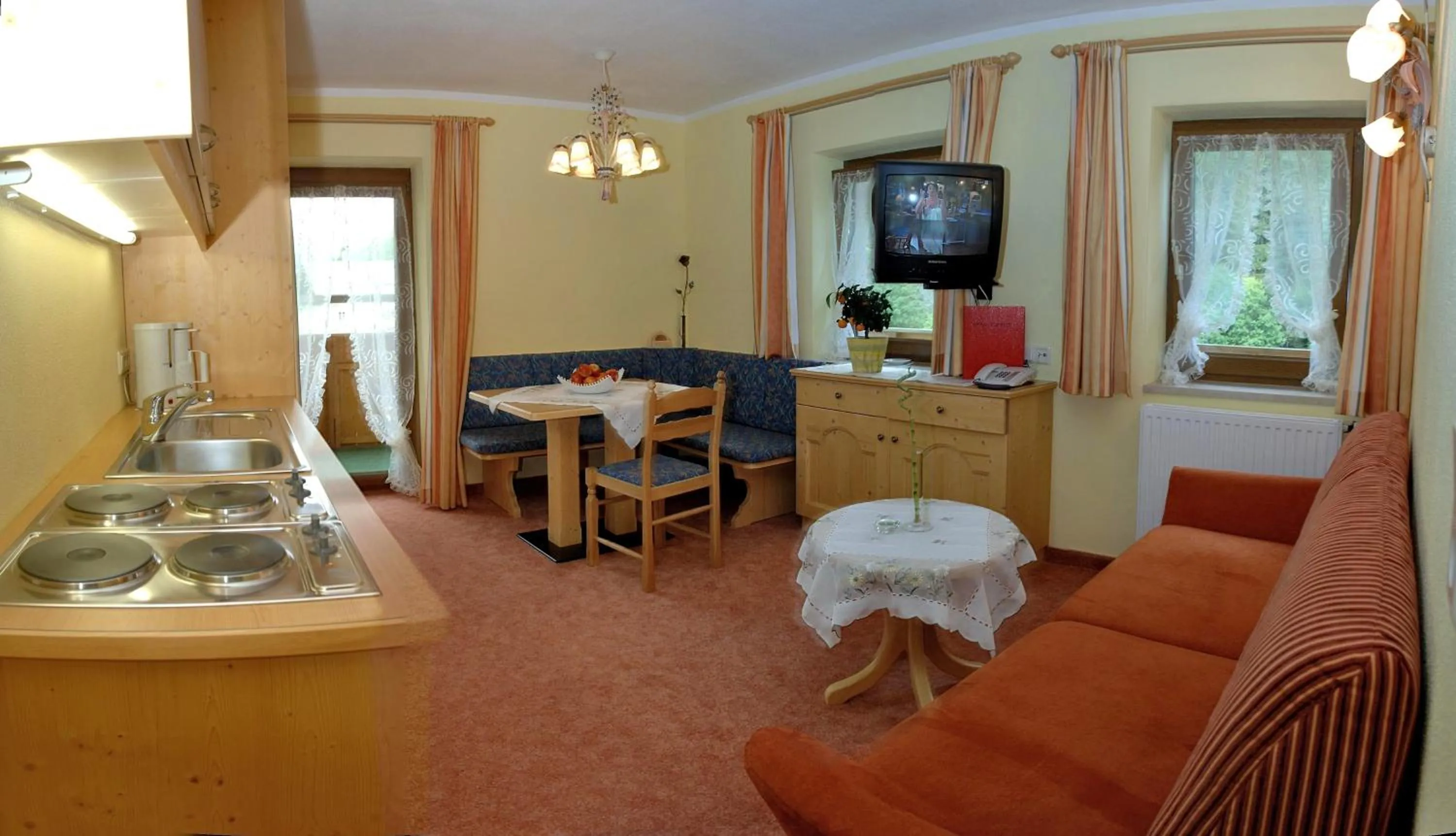 Kitchen or kitchenette in Pension und Apartments Landhaus Marie