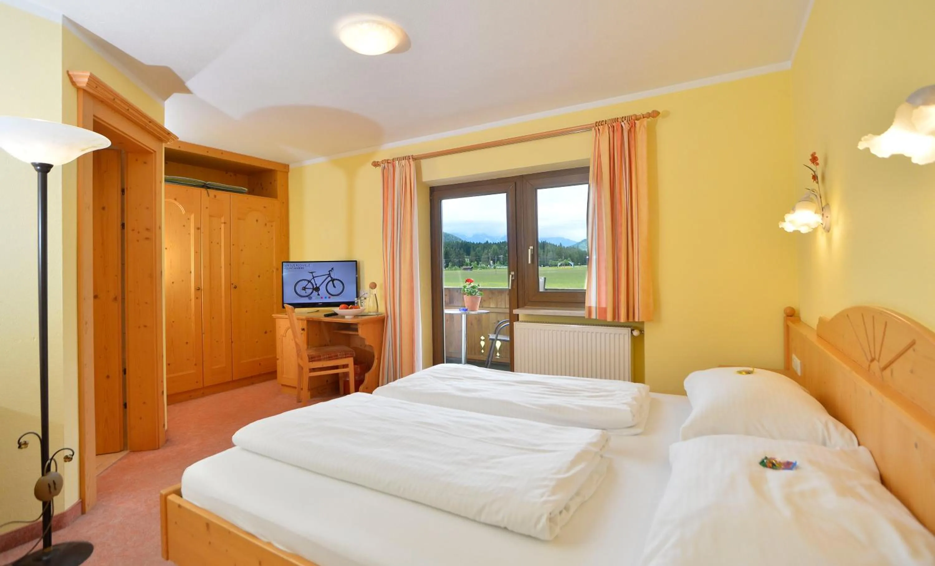 Photo of the whole room, Bed in Pension und Apartments Landhaus Marie