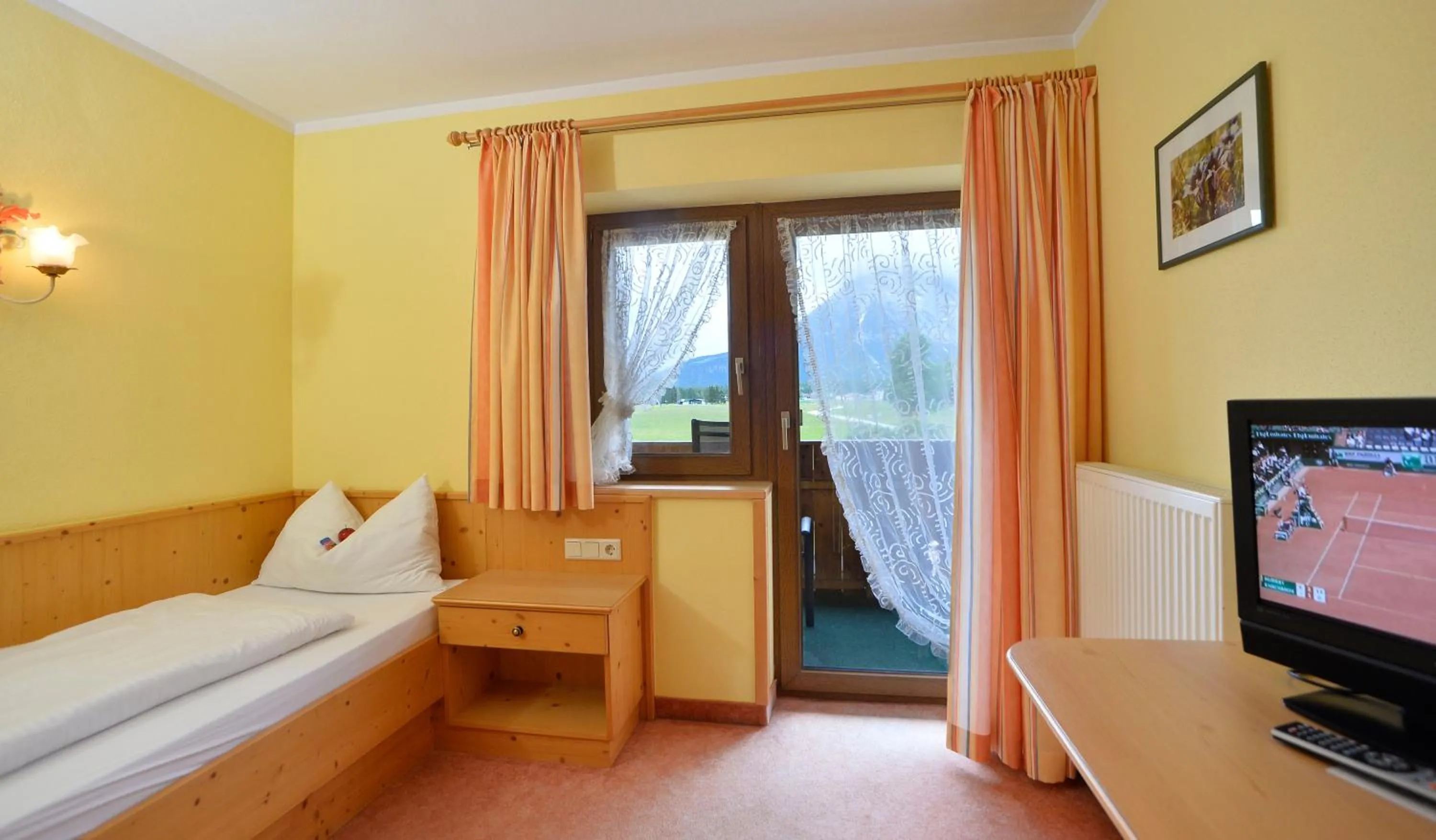 Photo of the whole room, Bed in Pension und Apartments Landhaus Marie