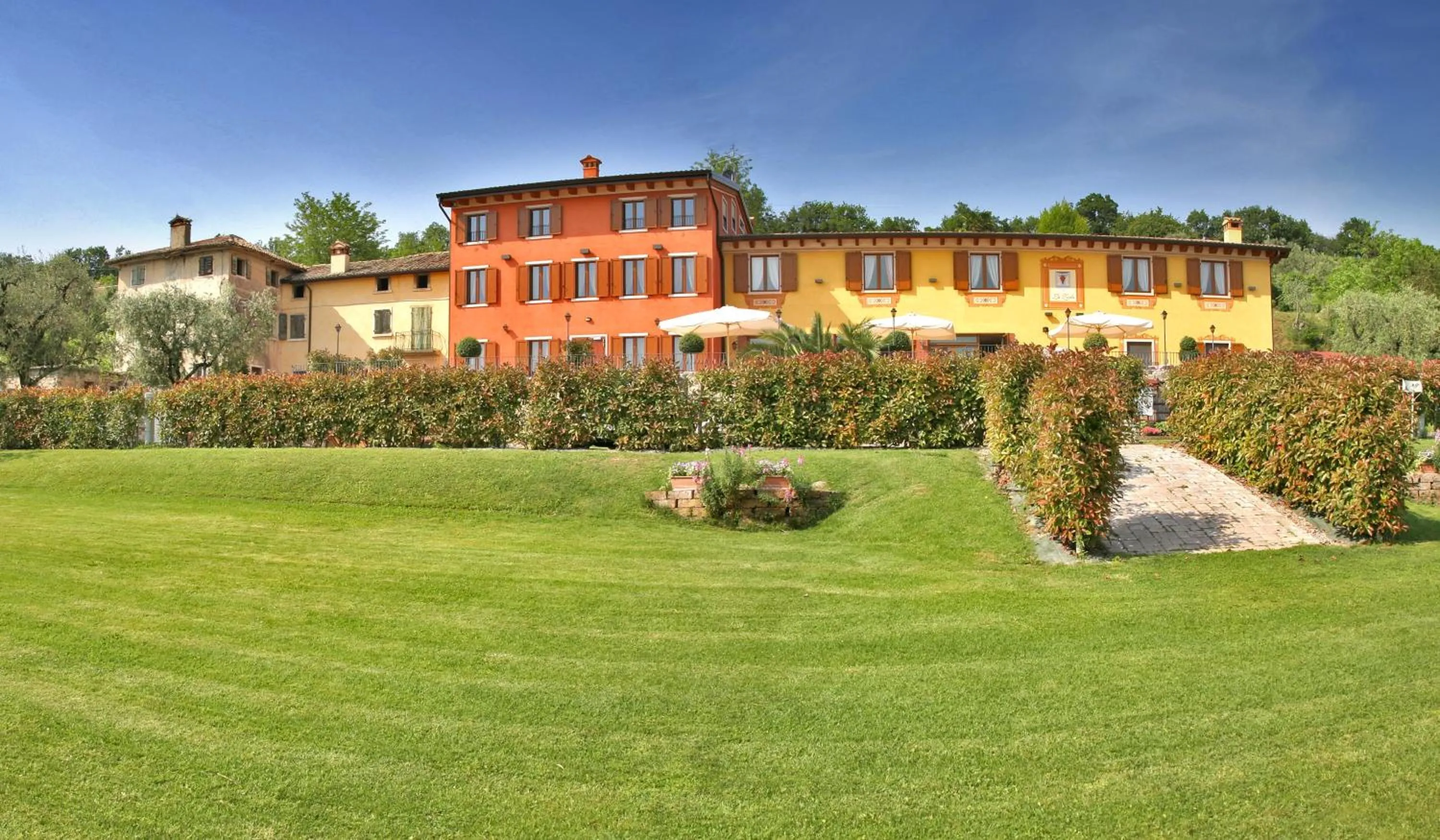 Facade/entrance in La Zerla