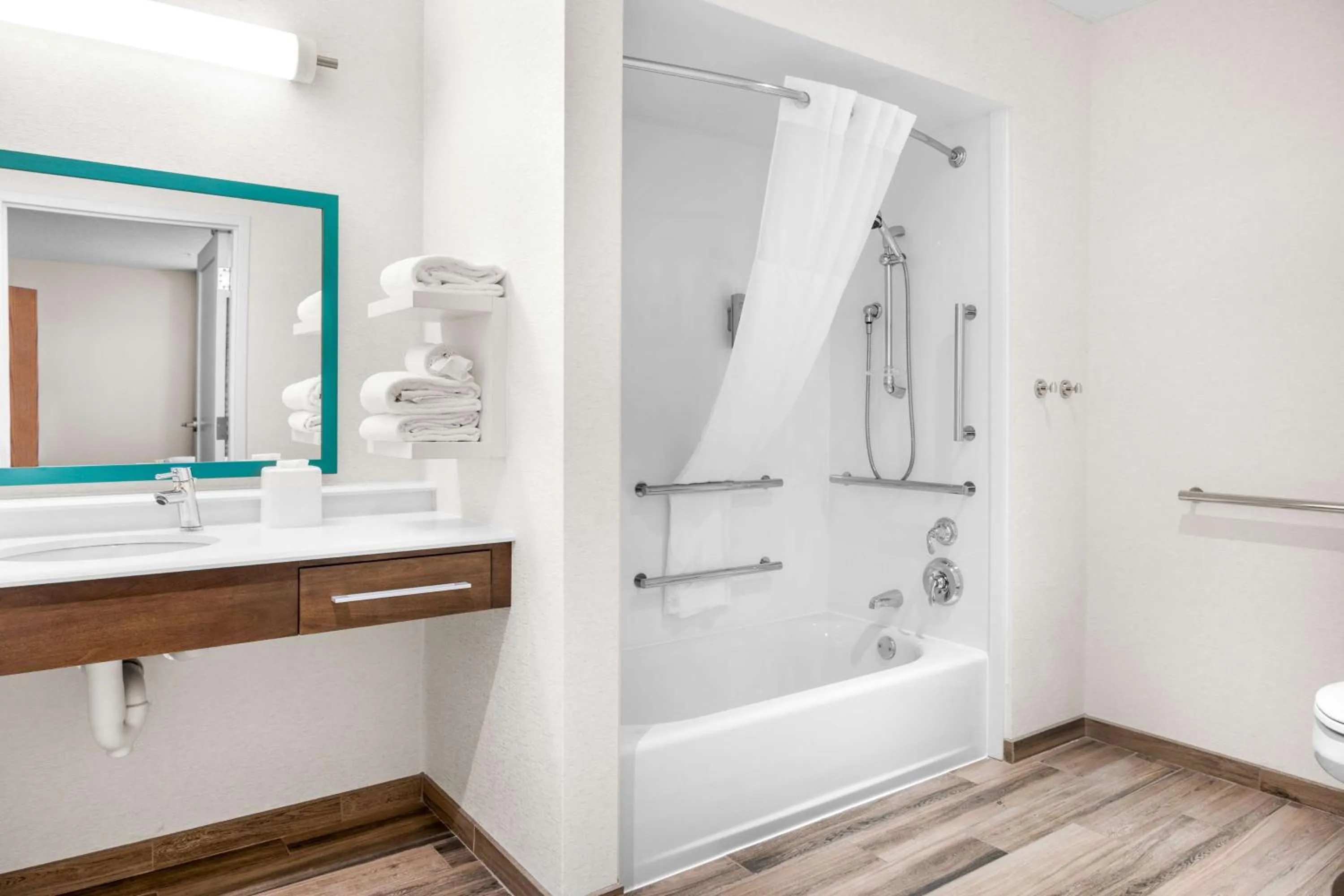 Bathroom in Hampton Inn Grand Rapids/North