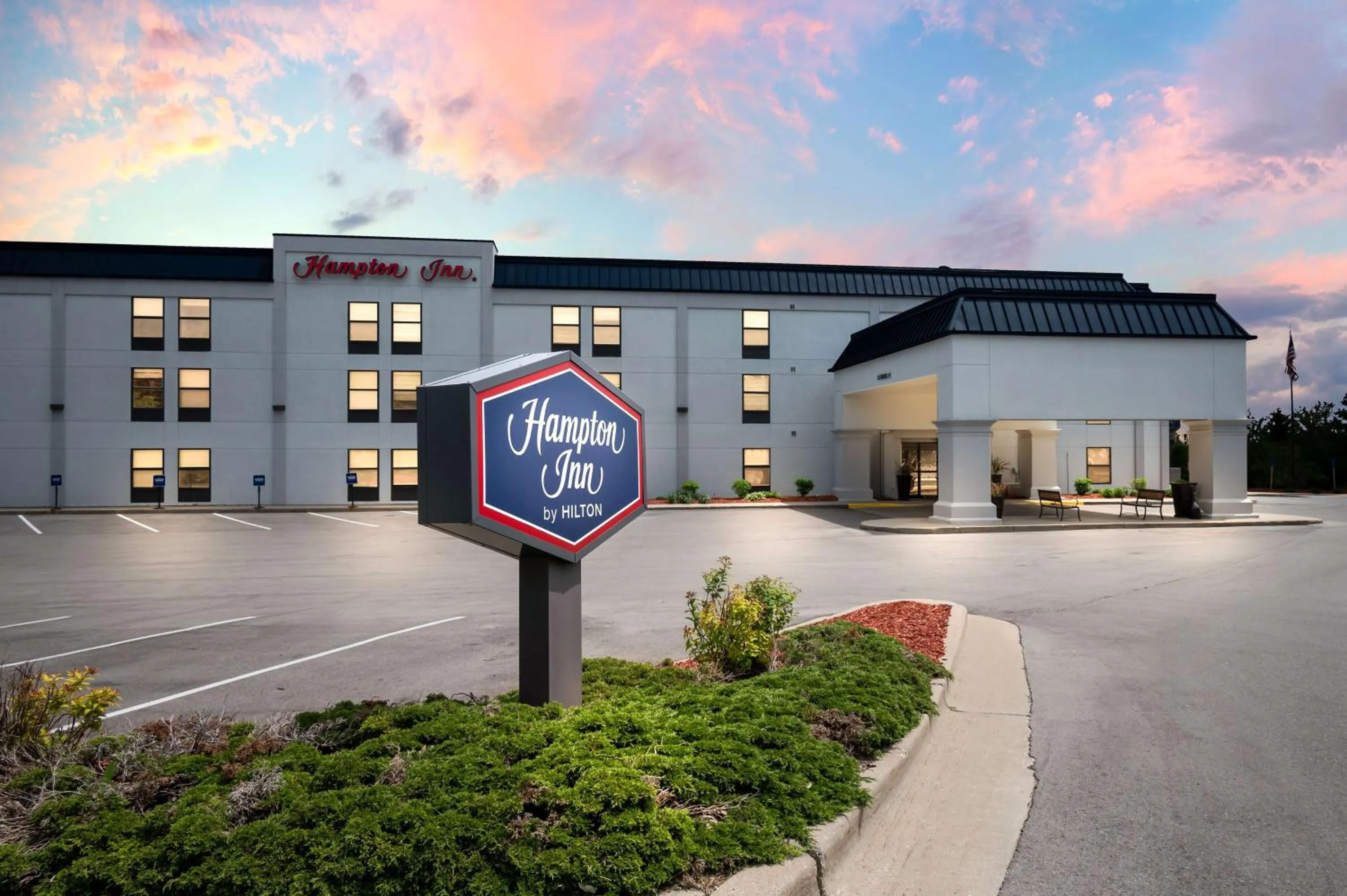 Property building in Hampton Inn Grand Rapids/North