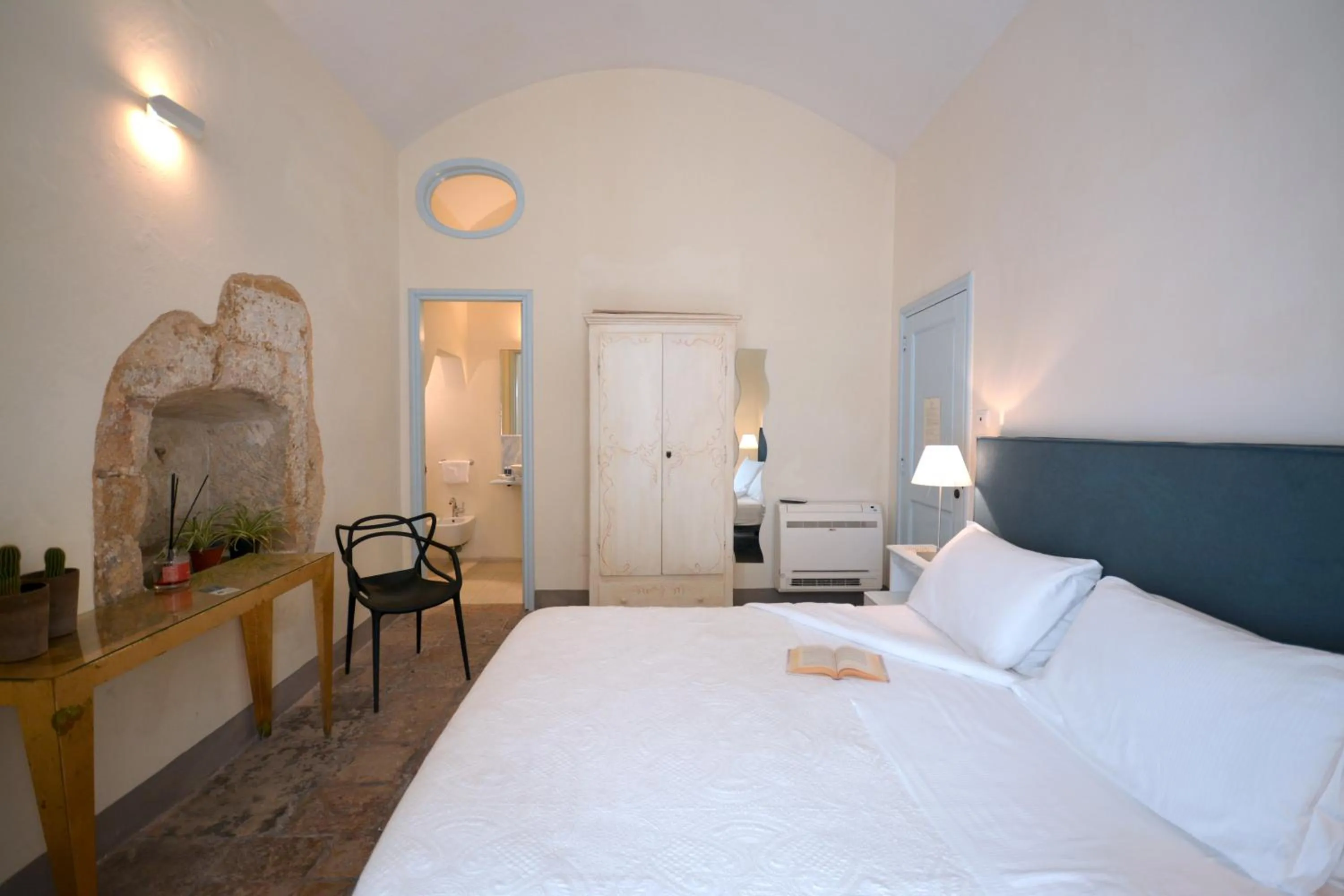 Photo of the whole room, Bed in B&B Palazzo del Capitolo - By I Bastioni San Domenico