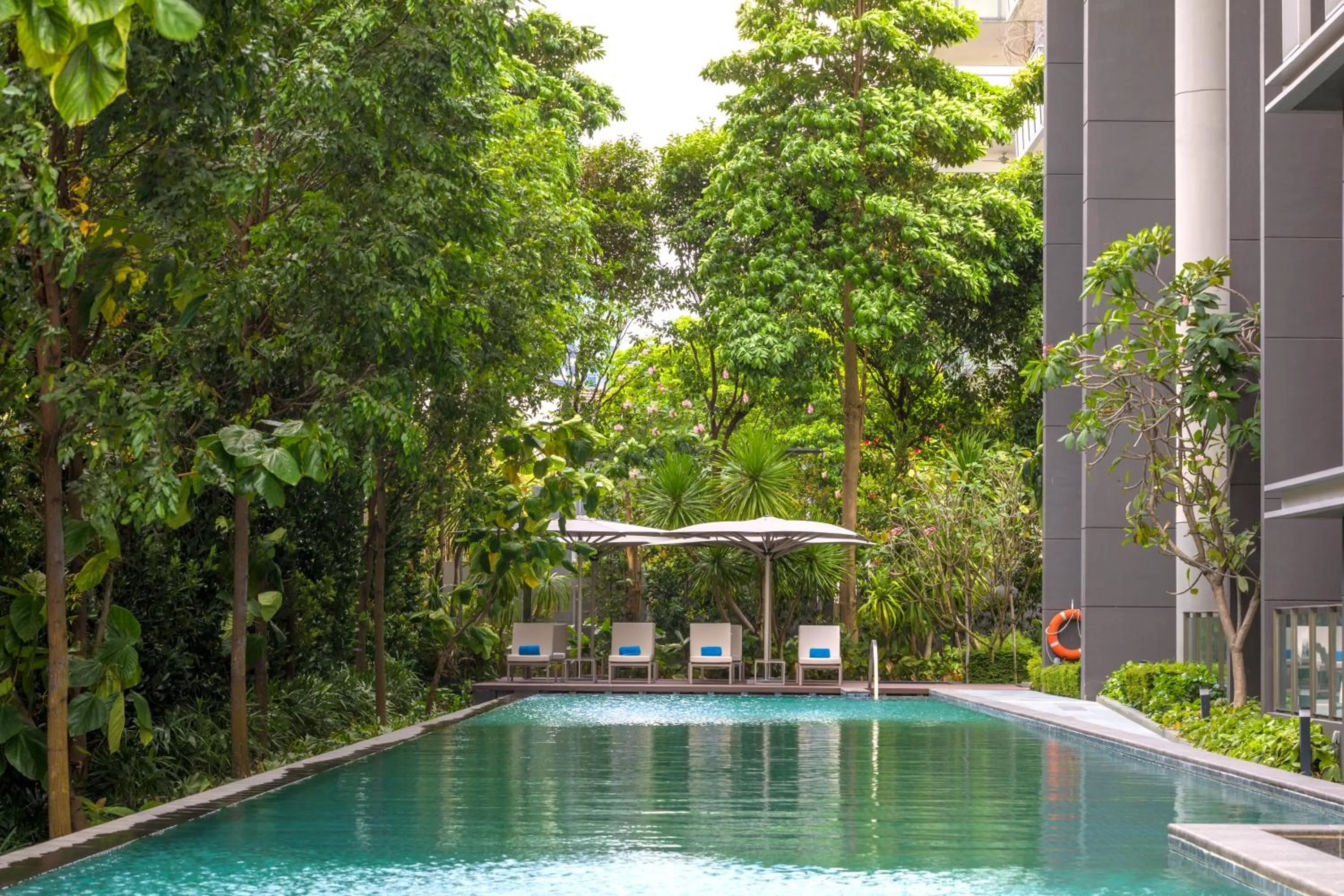 Swimming pool in Fraser Residence Orchard Singapore