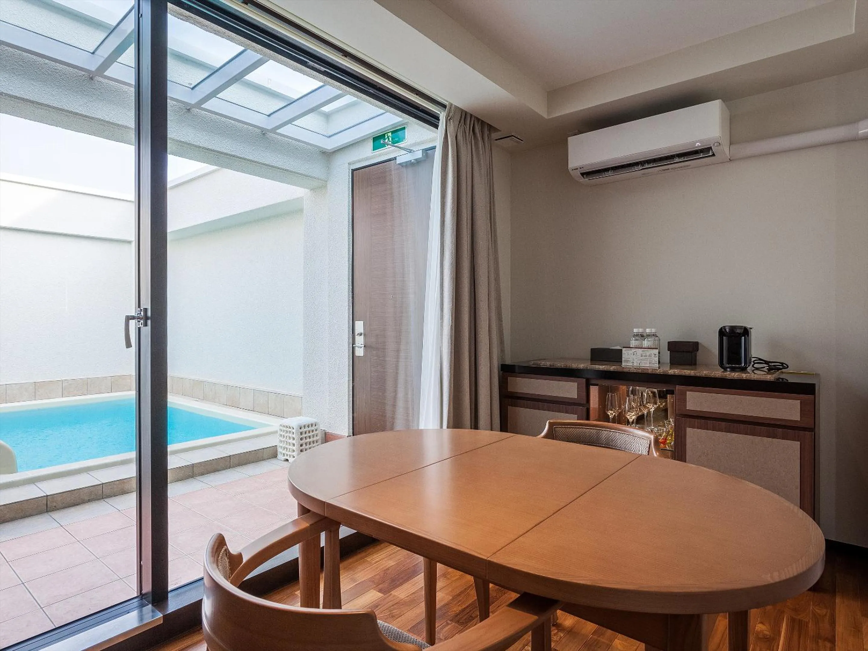 Photo of the whole room in Okinawa EXES Naha