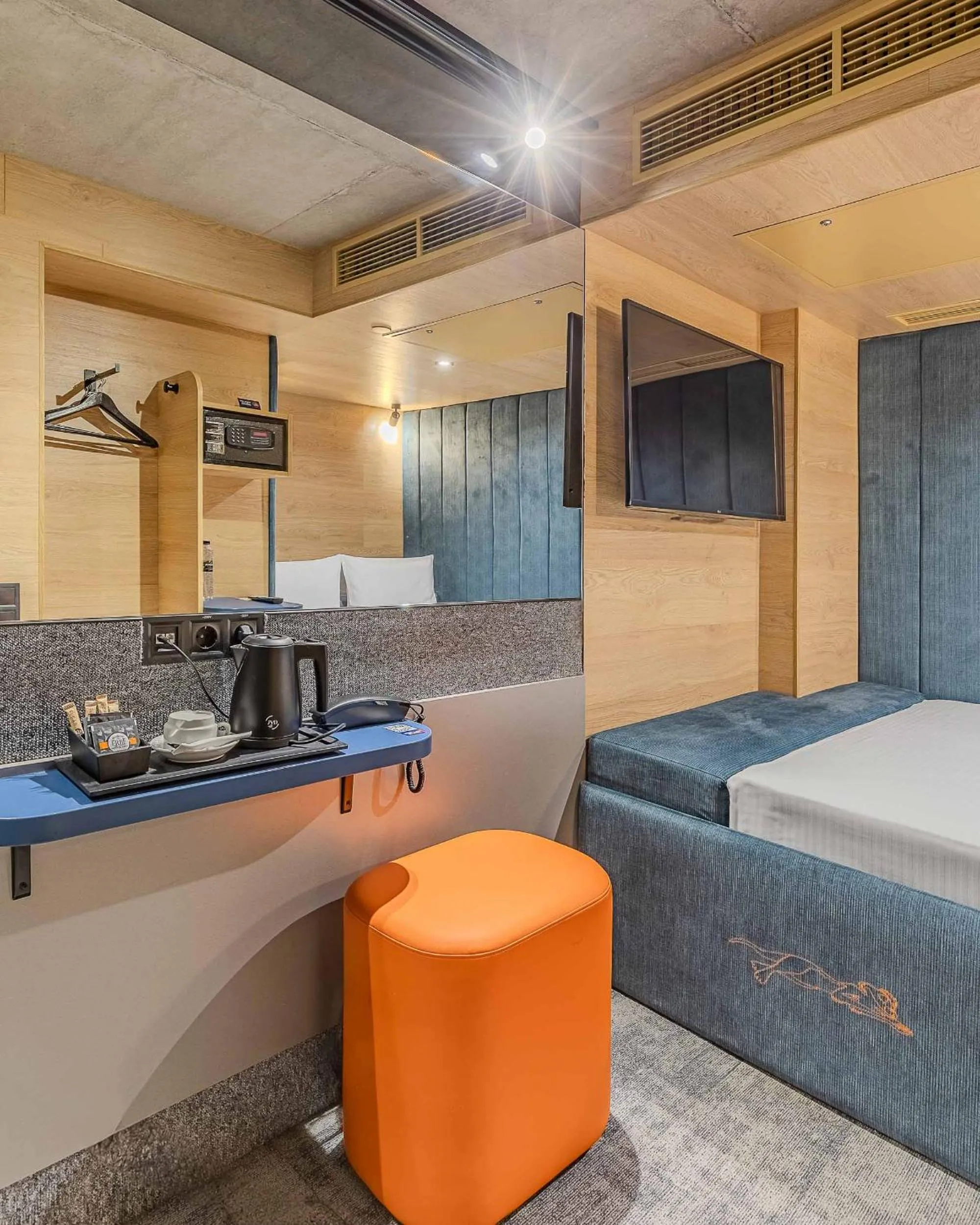 Coffee/tea facilities, Bed in IQ Hotel