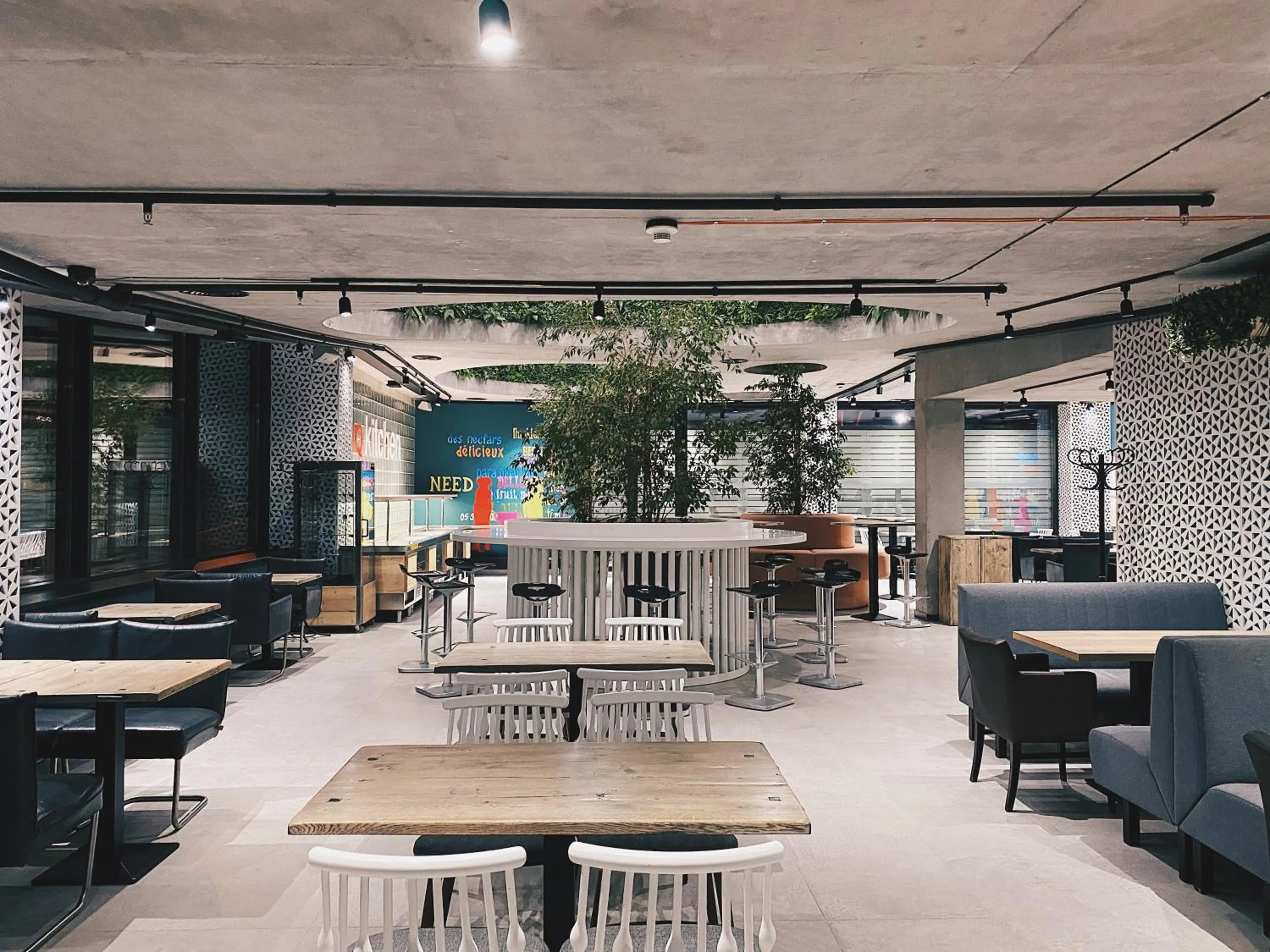 Restaurant/places to eat in IQ Hotel