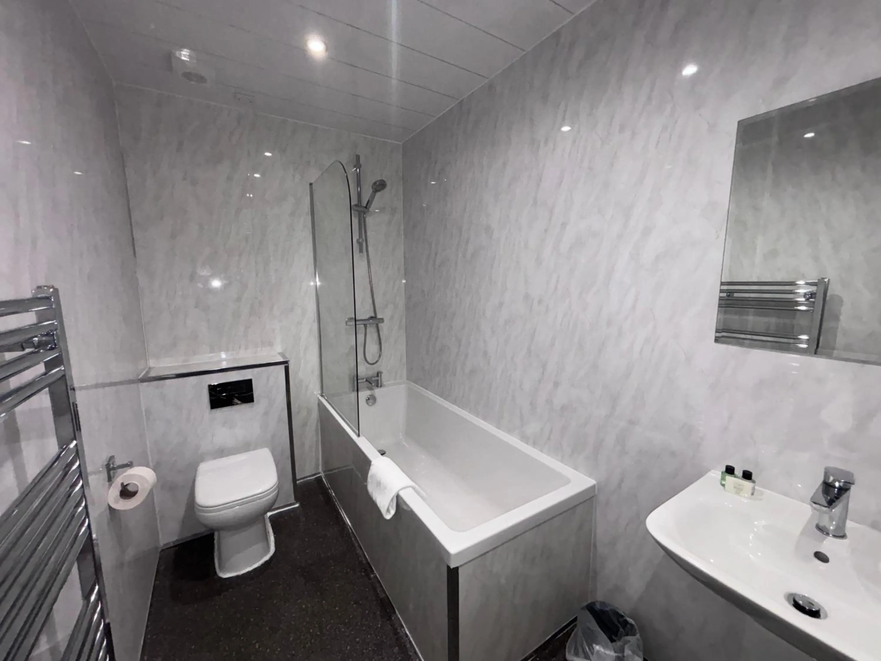 Bathroom in Richmond Park Hotel