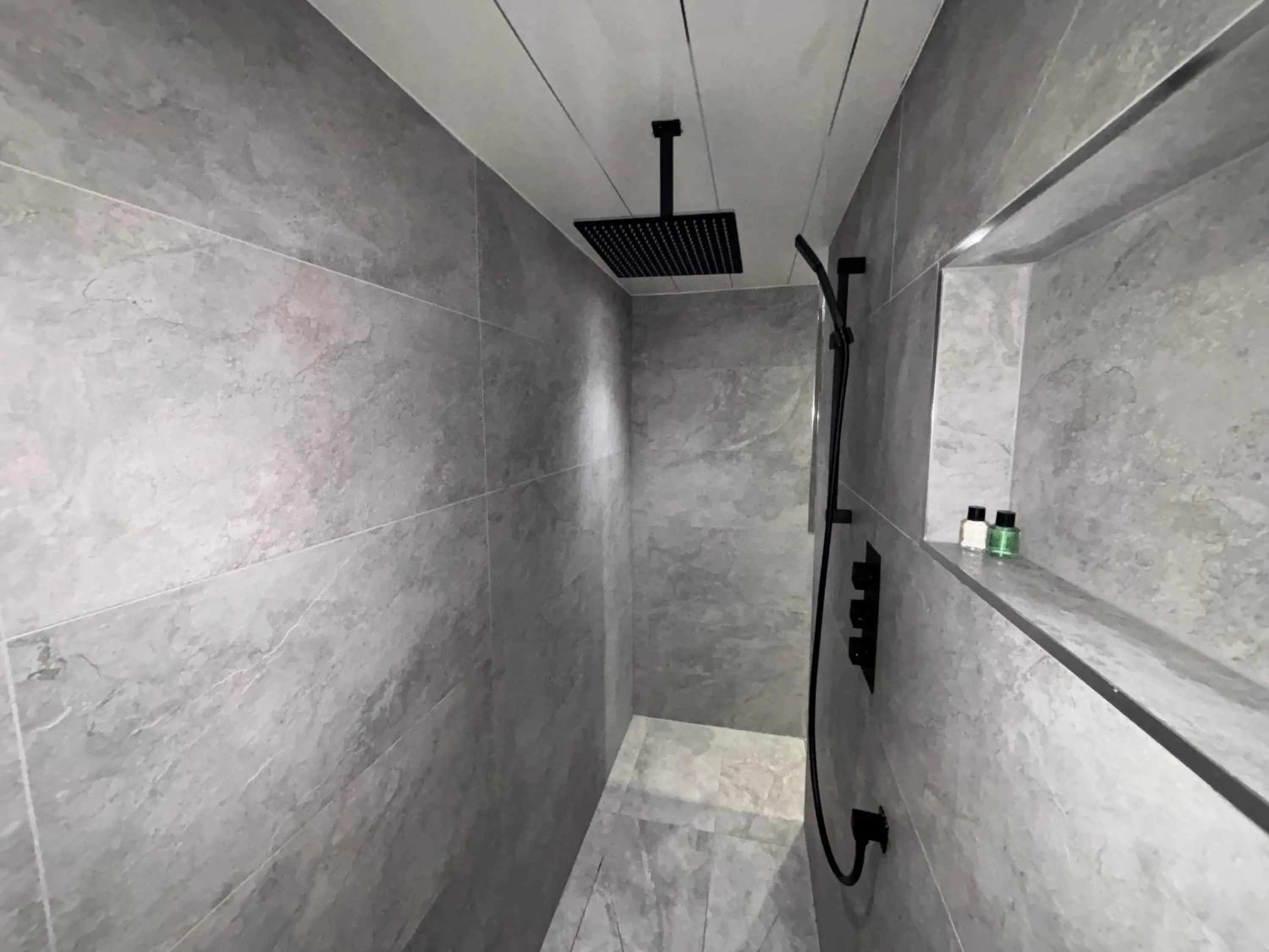 Shower in Richmond Park Hotel