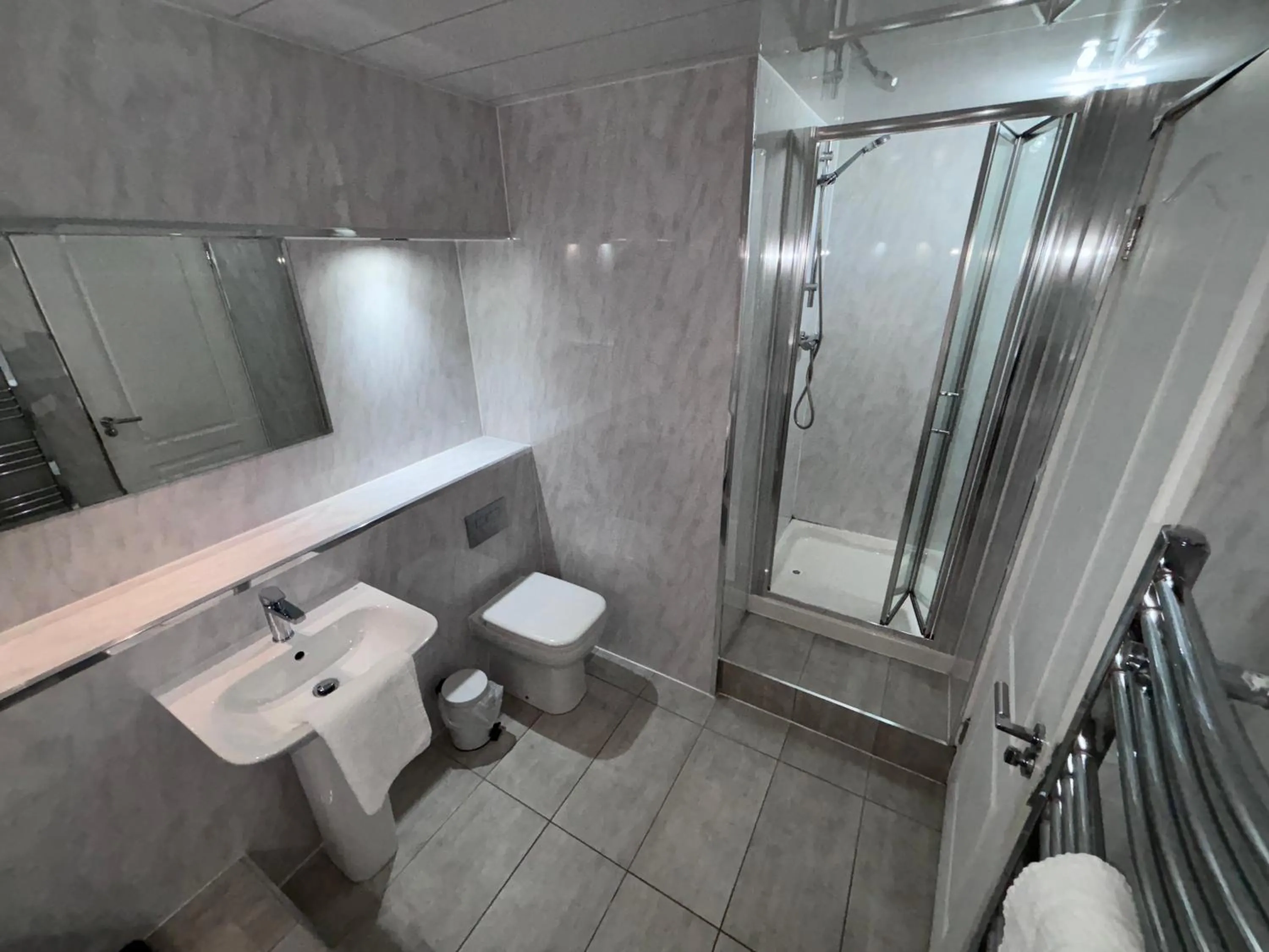 Bathroom in Richmond Park Hotel