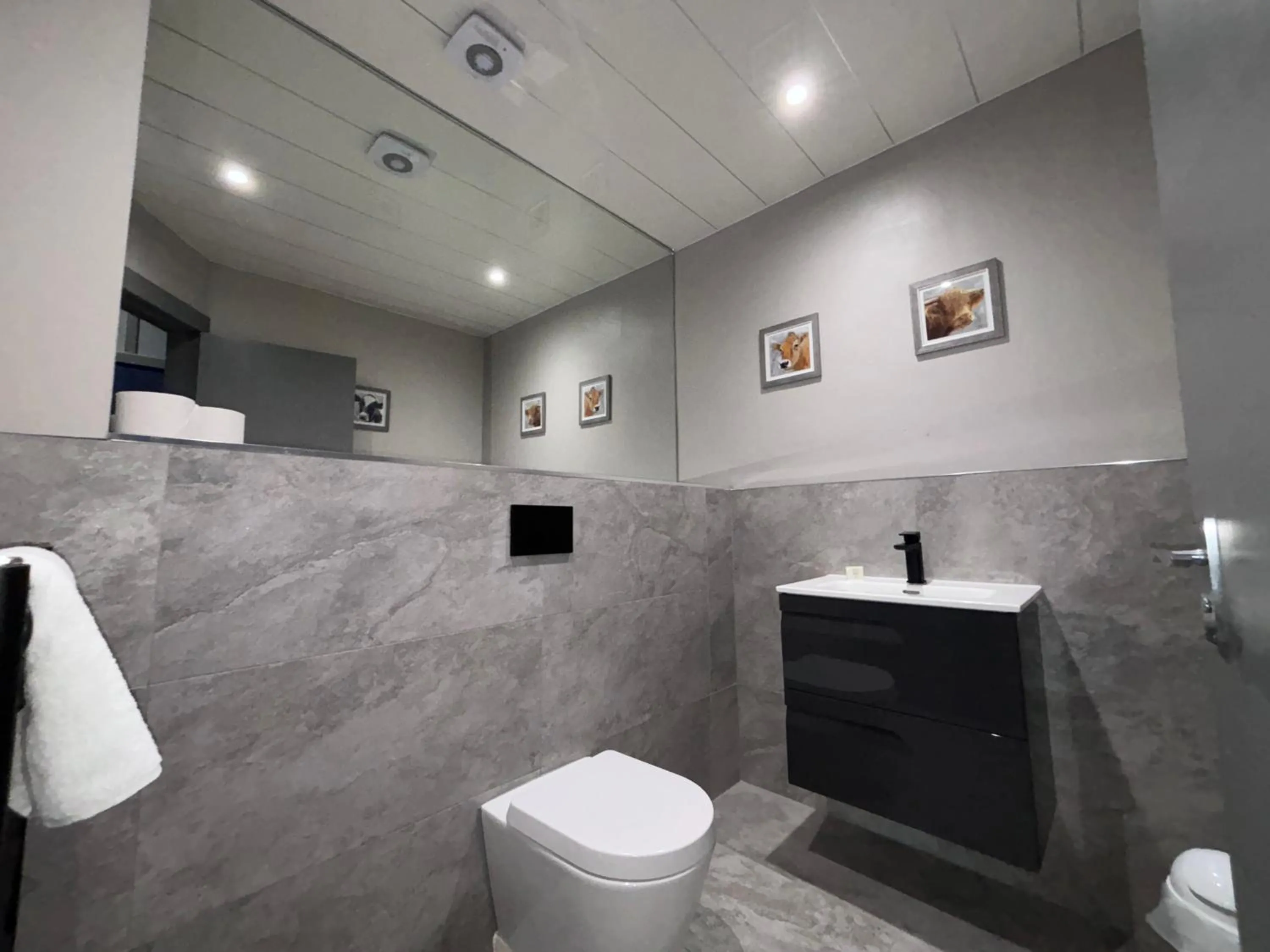 Toilet in Richmond Park Hotel