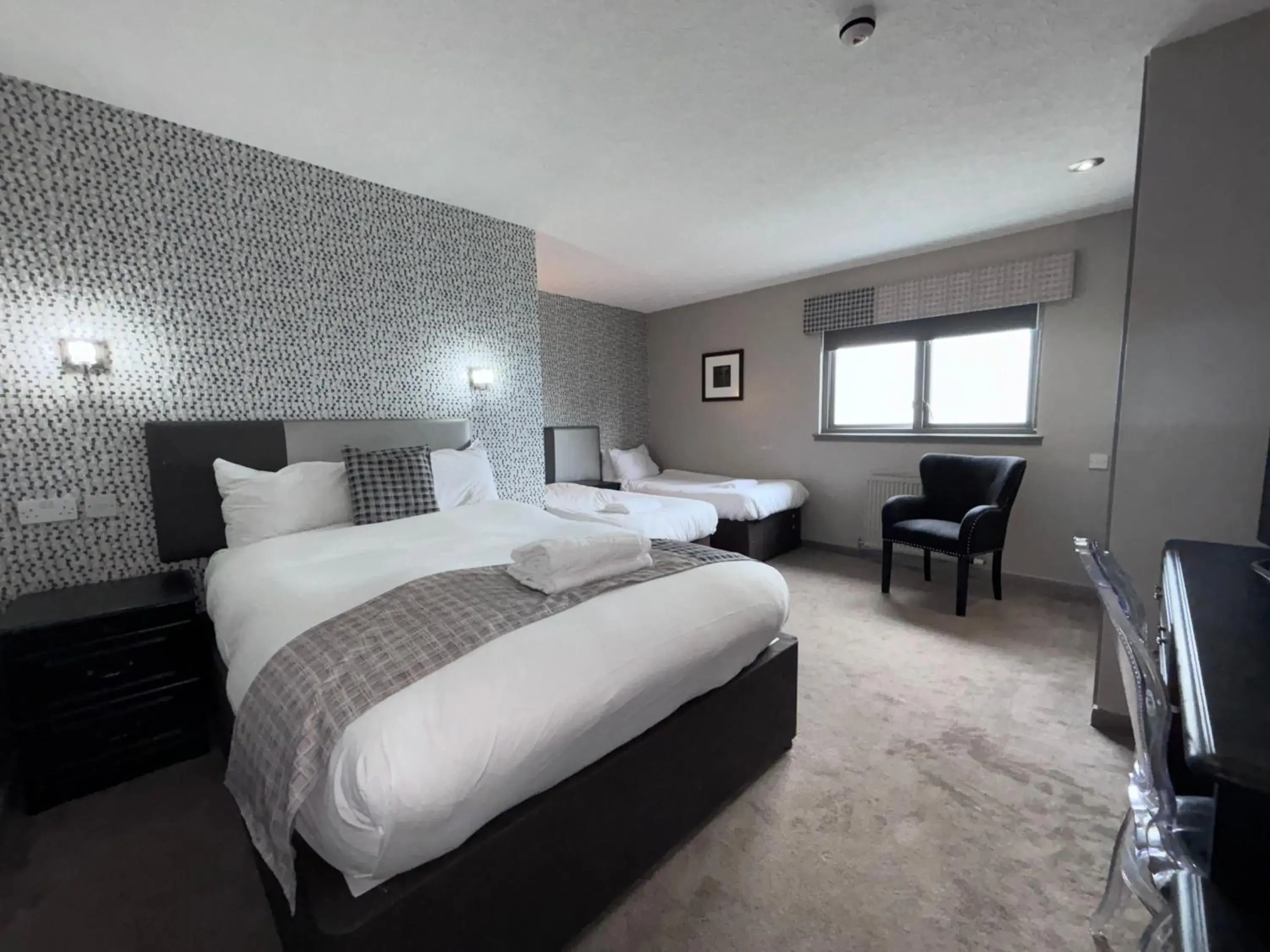 Family Room (2 Adults + 1 Child) in Richmond Park Hotel Family Room (2 Adults + 1 Child) in Richmond Park Hotel